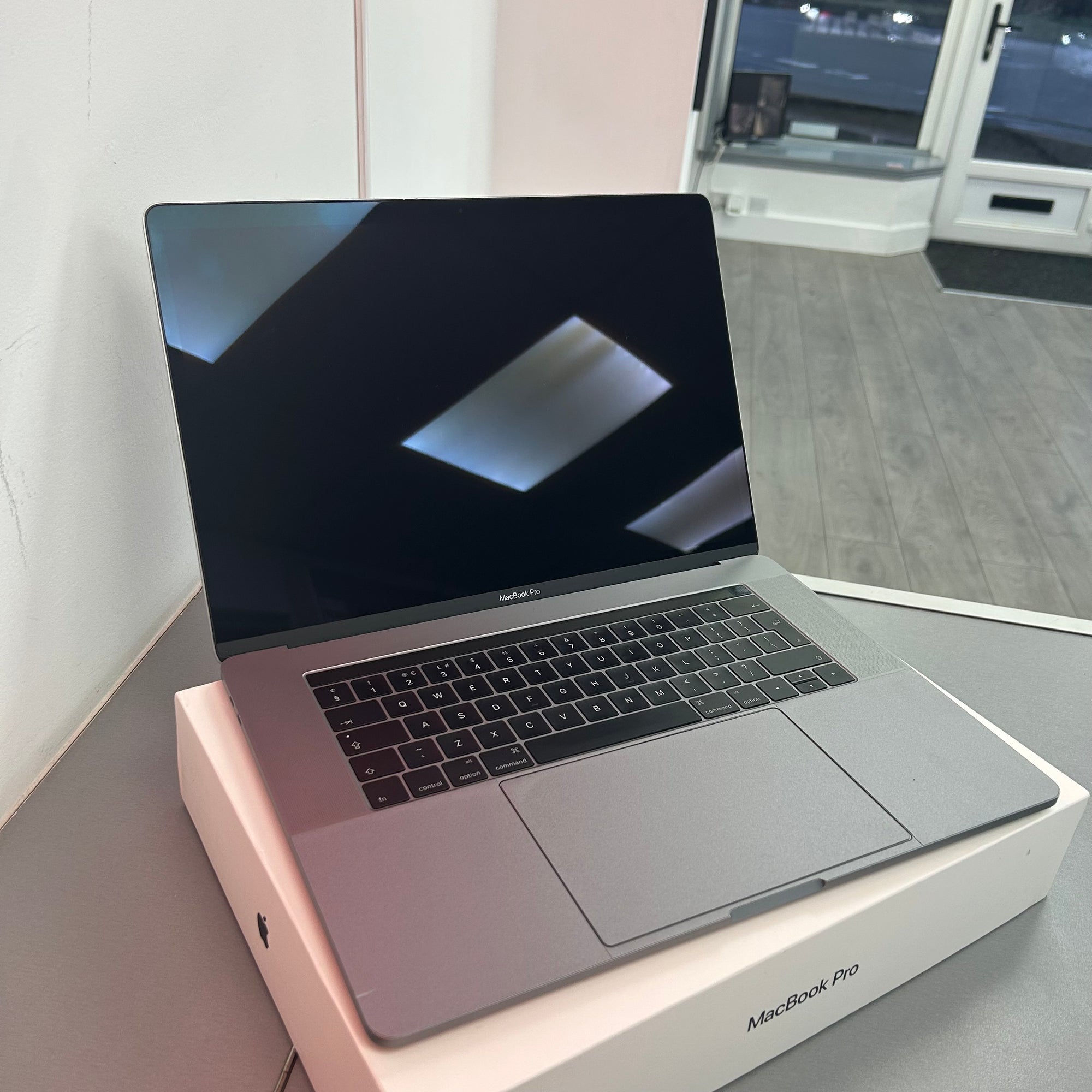 Apple Macbook Pro 15 inch 2016 - i7 2.9GHz, 16GB RAM, 1TB SSD and Brand New Battery