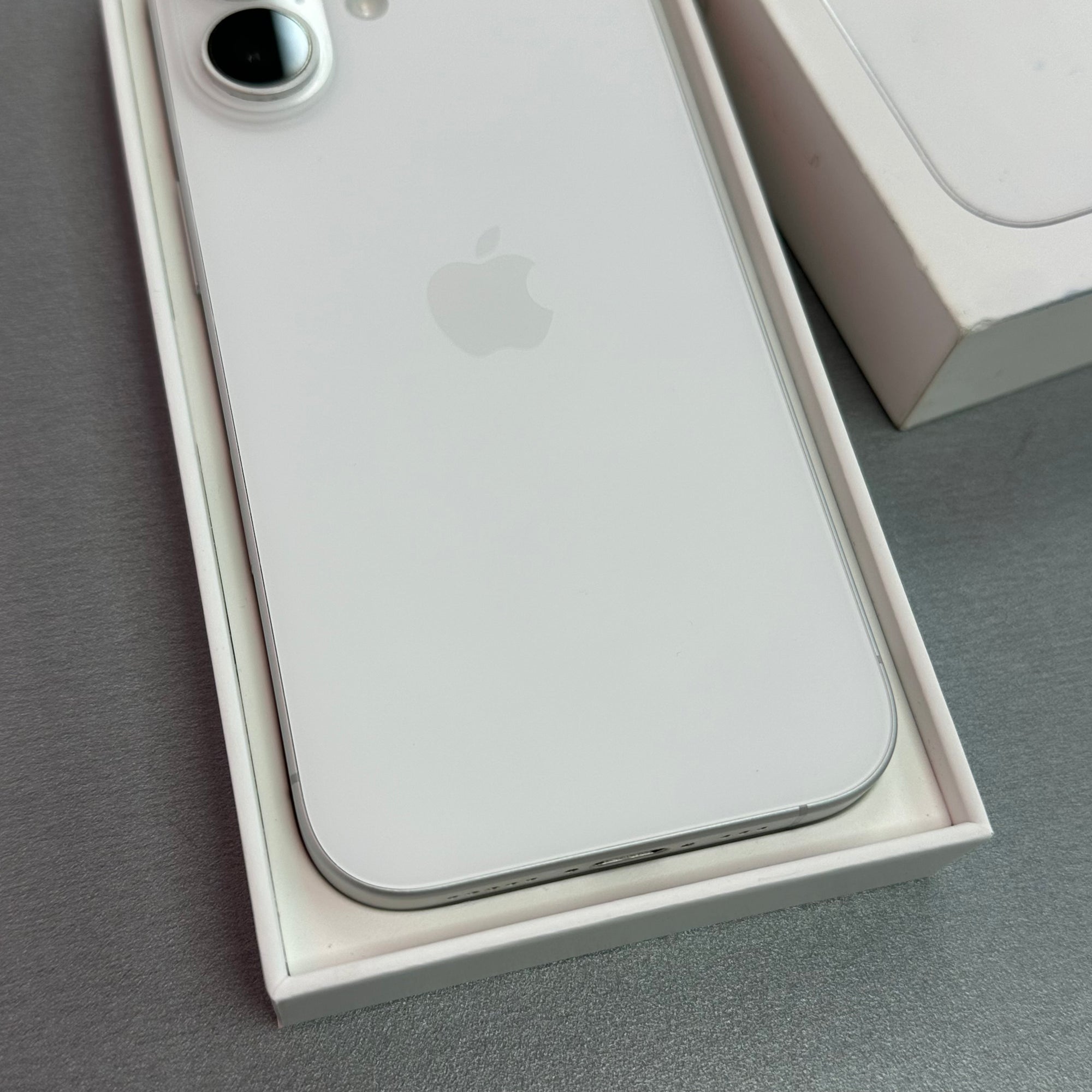 Apple iPhone 16 128GB White - 89% Battery Health