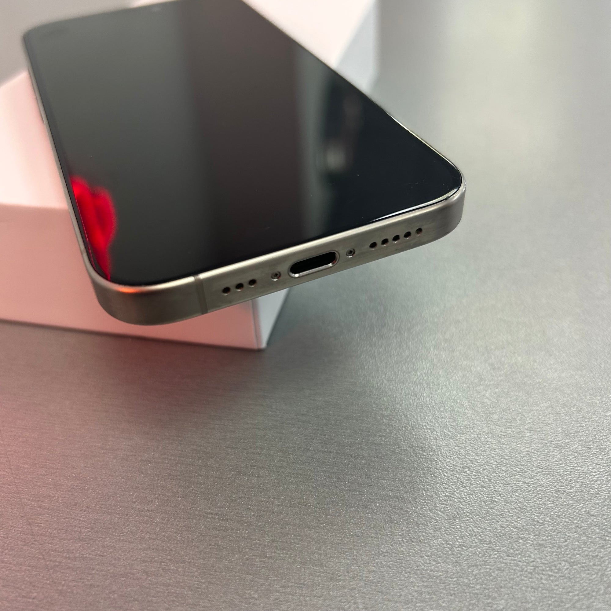 Apple iPhone 15 Pro 128GB - Natural Titanium - 100% Battery Health