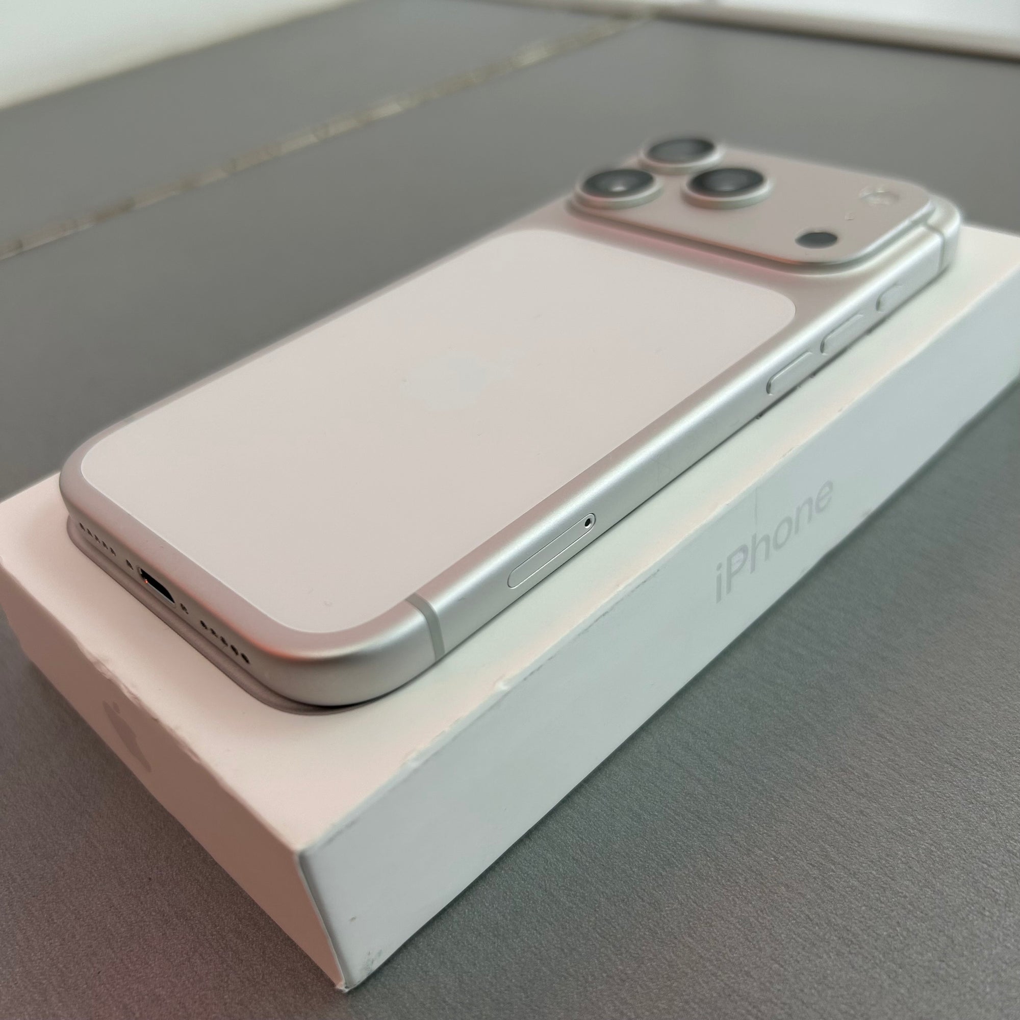 Apple iPhone 17 Pro 256GB Silver - 100% Battery Health like new condition