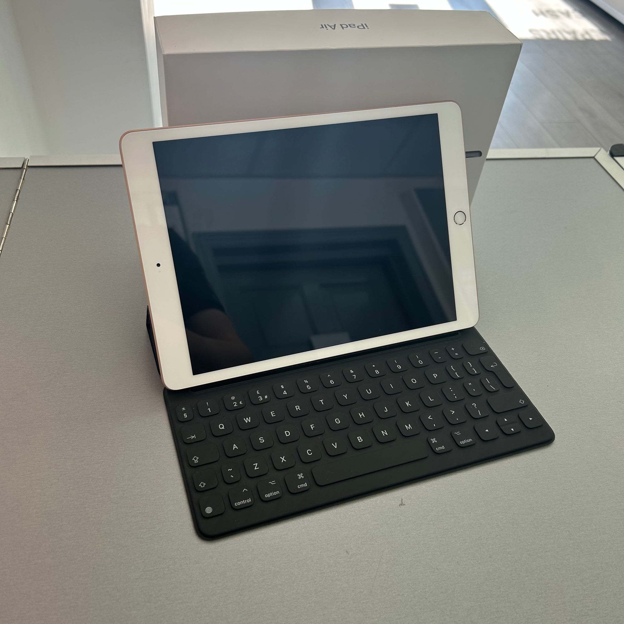 Apple iPad 8th Generation - 32GB Rose Gold Wi-Fi with Keyboard