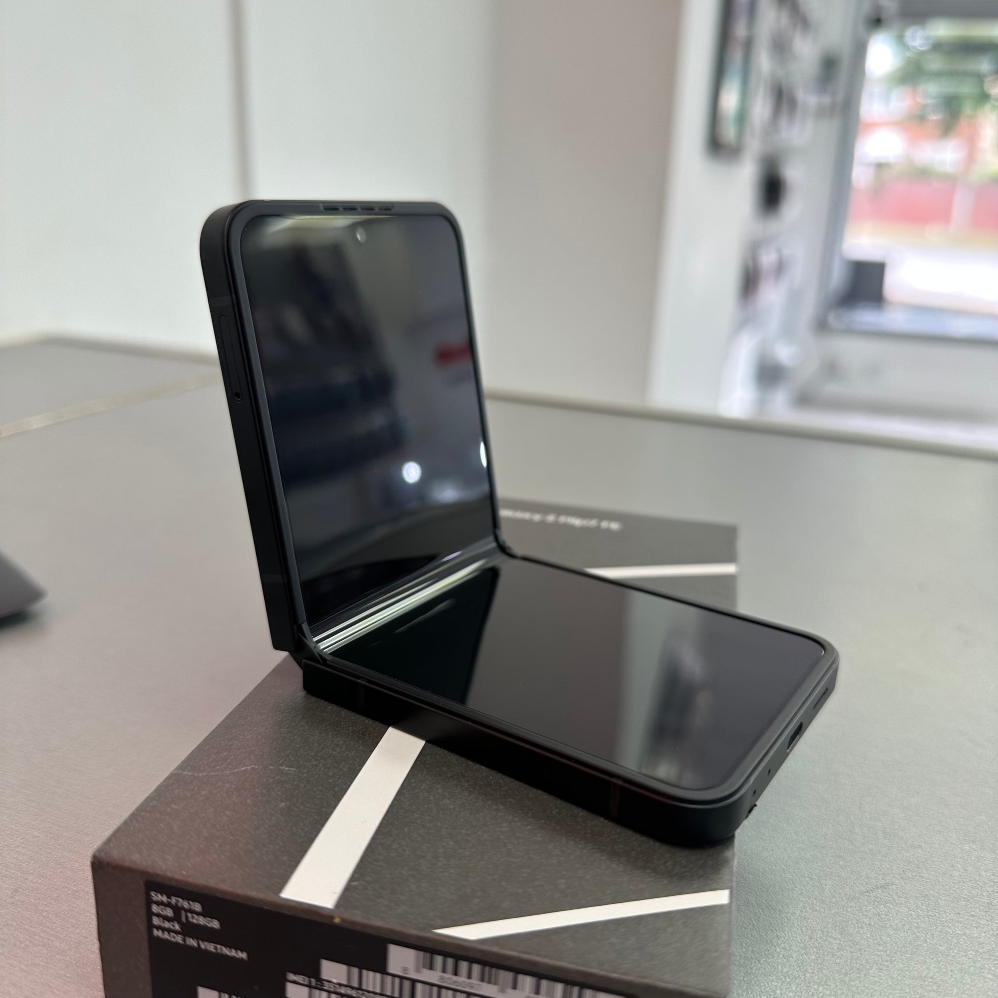 Samsung Galaxy Z Flip7 FE Black 128GB - Opened Never Used
