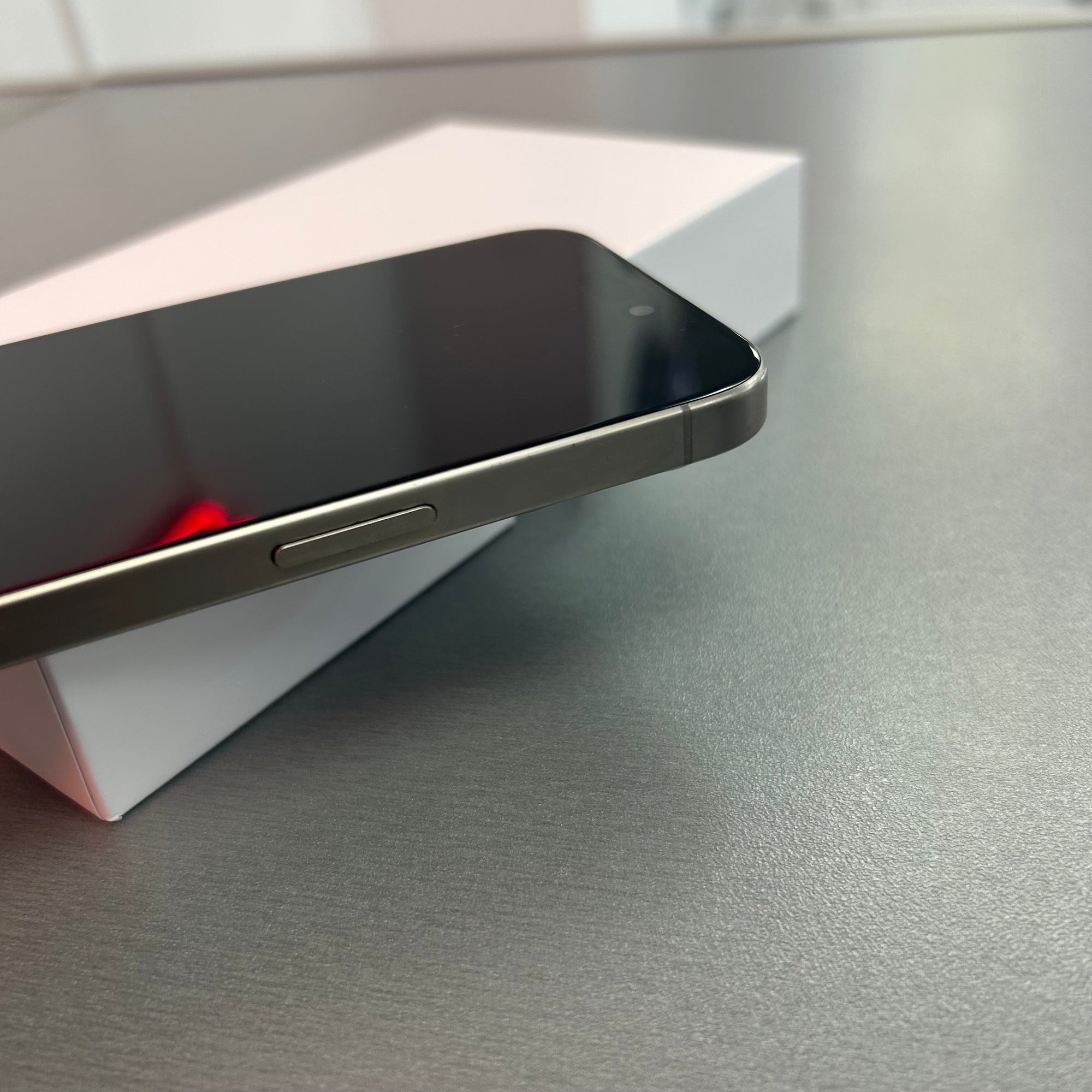 Apple iPhone 15 Pro 128GB - Natural Titanium - 100% Battery Health