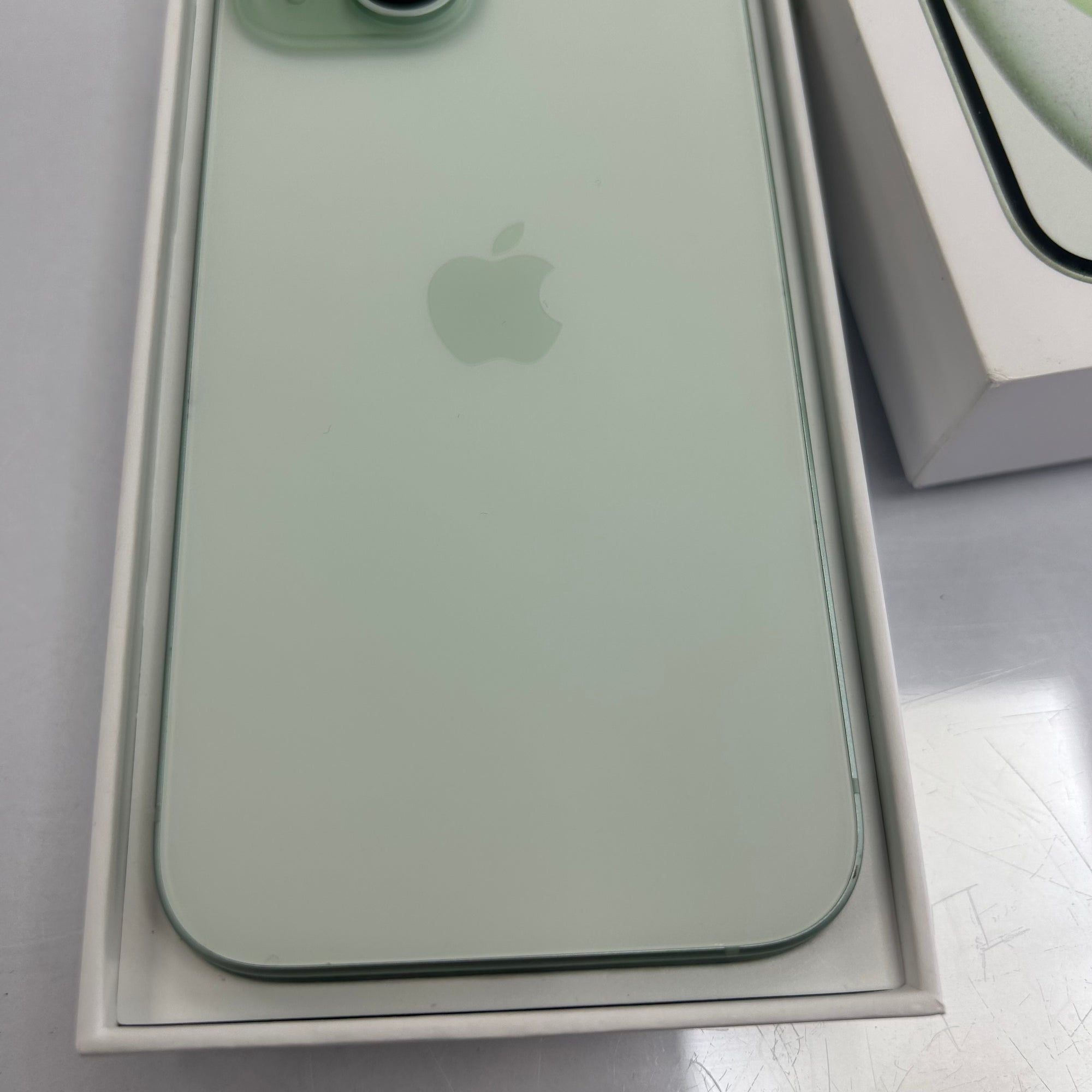 Apple iPhone 15 128GB Green - 100% Battery Health