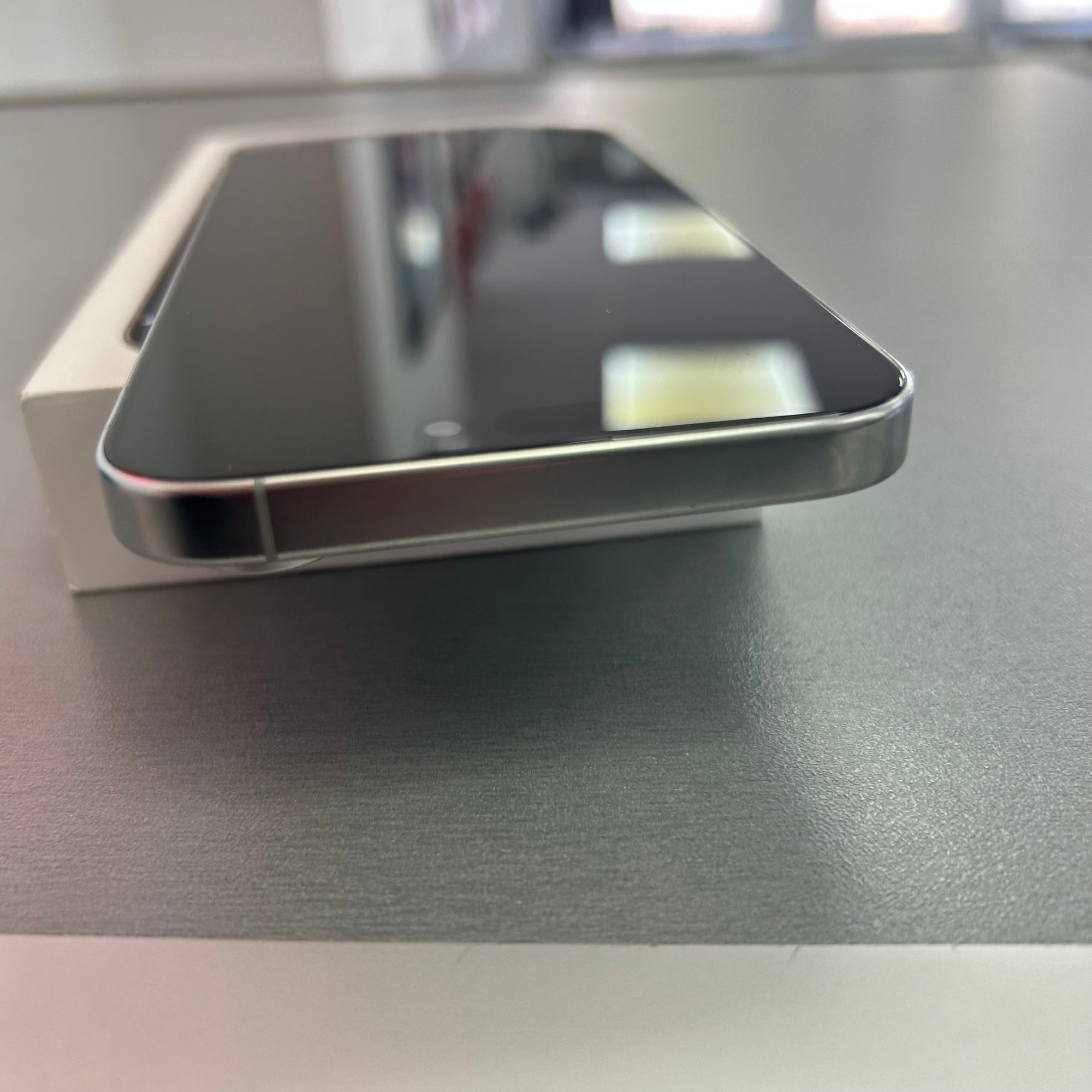 Apple iPhone 16 Pro White Titanium 256GB - Original 93% Battery Health