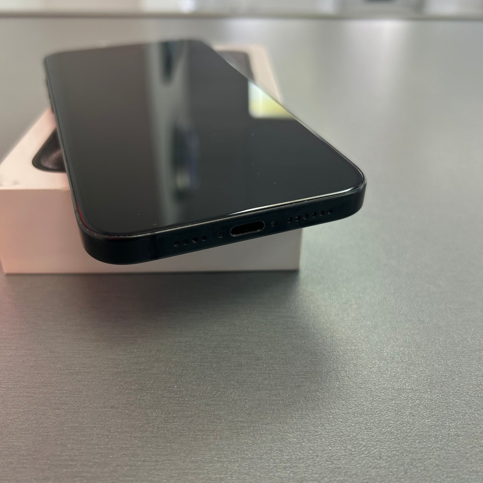 Apple iPhone 15 Pro Max 256GB Black Titanium - 100% Battery Health