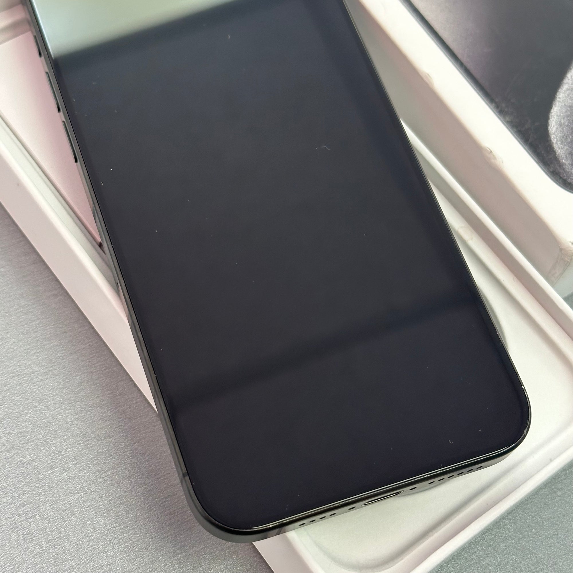 Apple iPhone 15 Pro Max 256GB Black Titanium - 100% Battery Health
