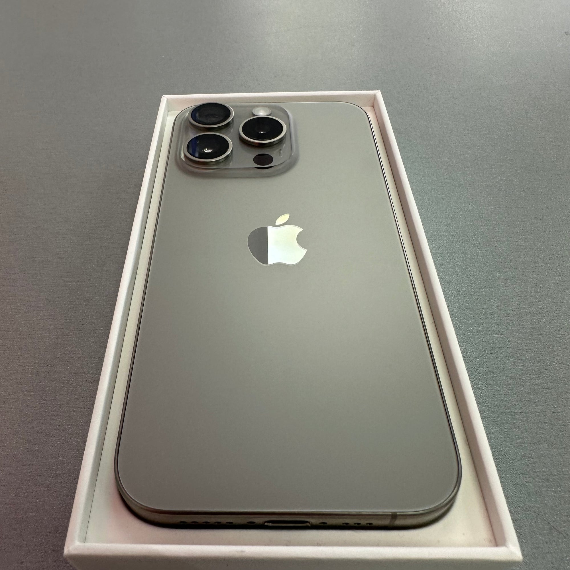 Apple iPhone 15 Pro 128GB - Natural Titanium - 92% Battery Health