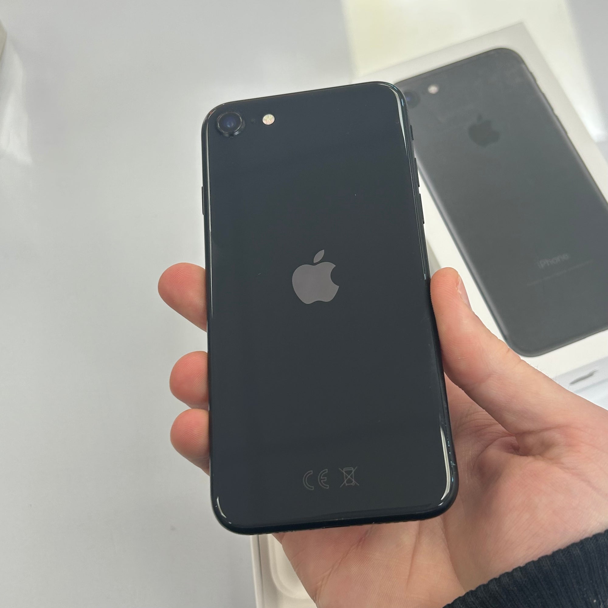 Apple iPhone SE 2020 128GB Black - 100% Battery Health