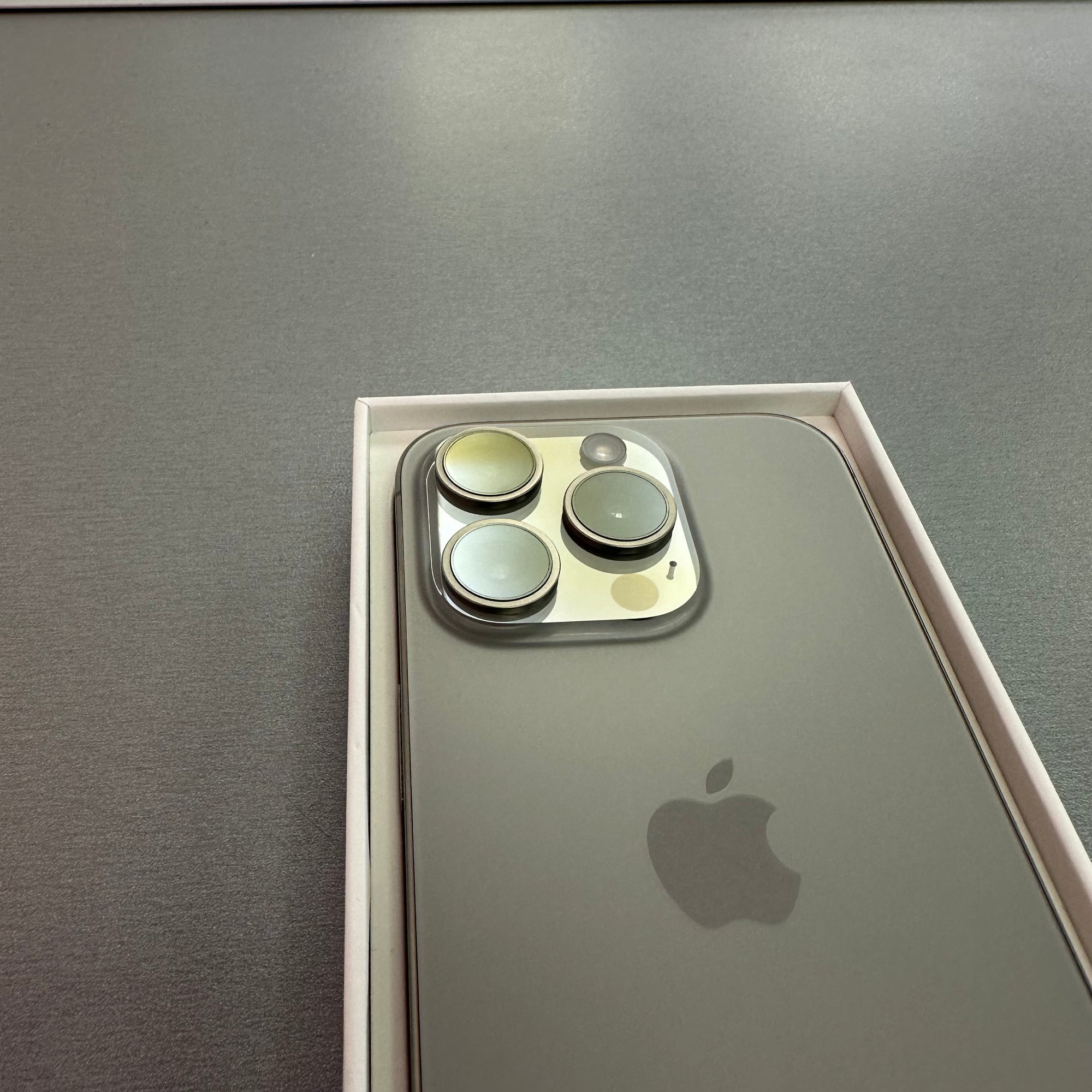 Apple iPhone 15 Pro 128GB - Natural Titanium - 92% Battery Health