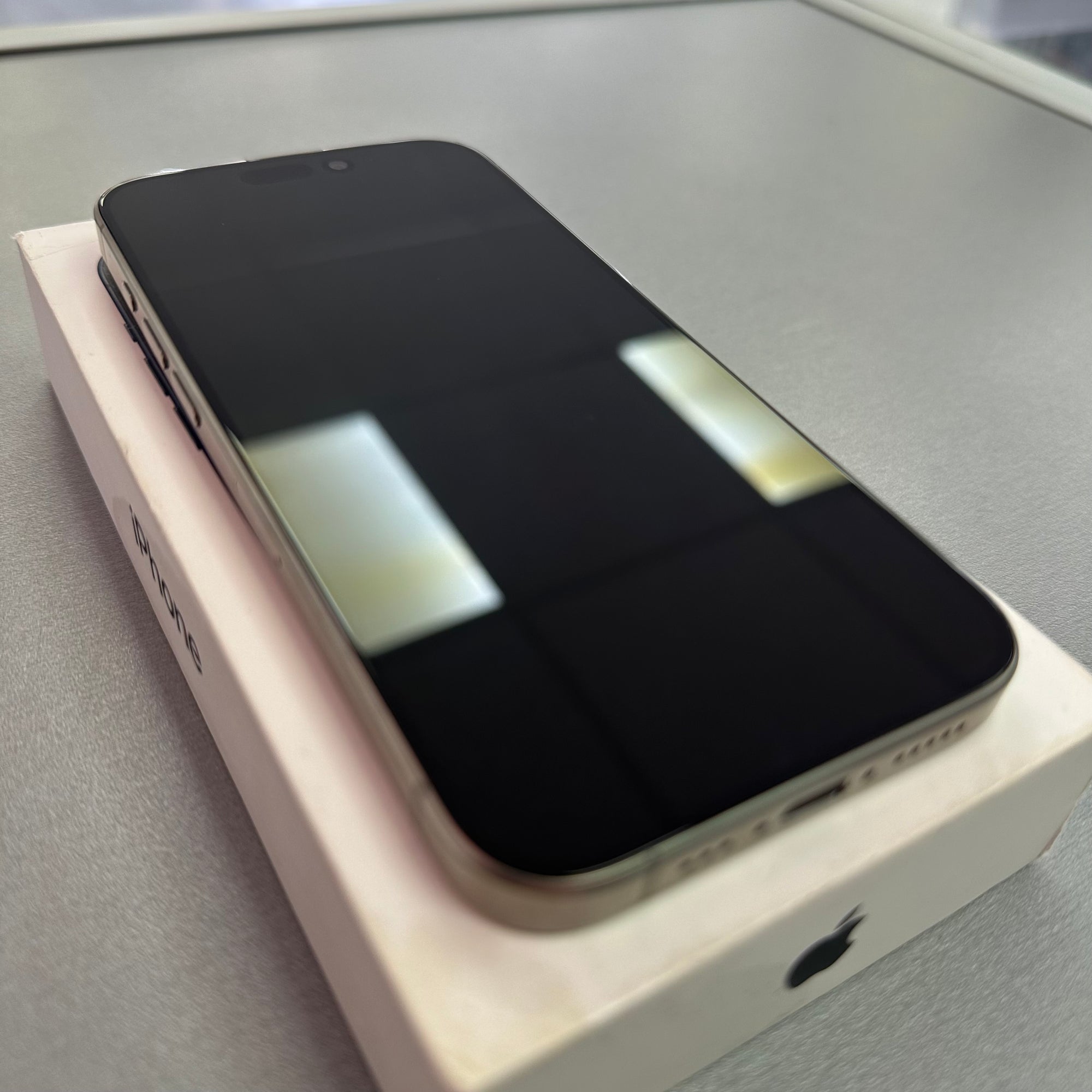 Apple iPhone 15 Pro 128GB - Natural Titanium - 92% Battery Health
