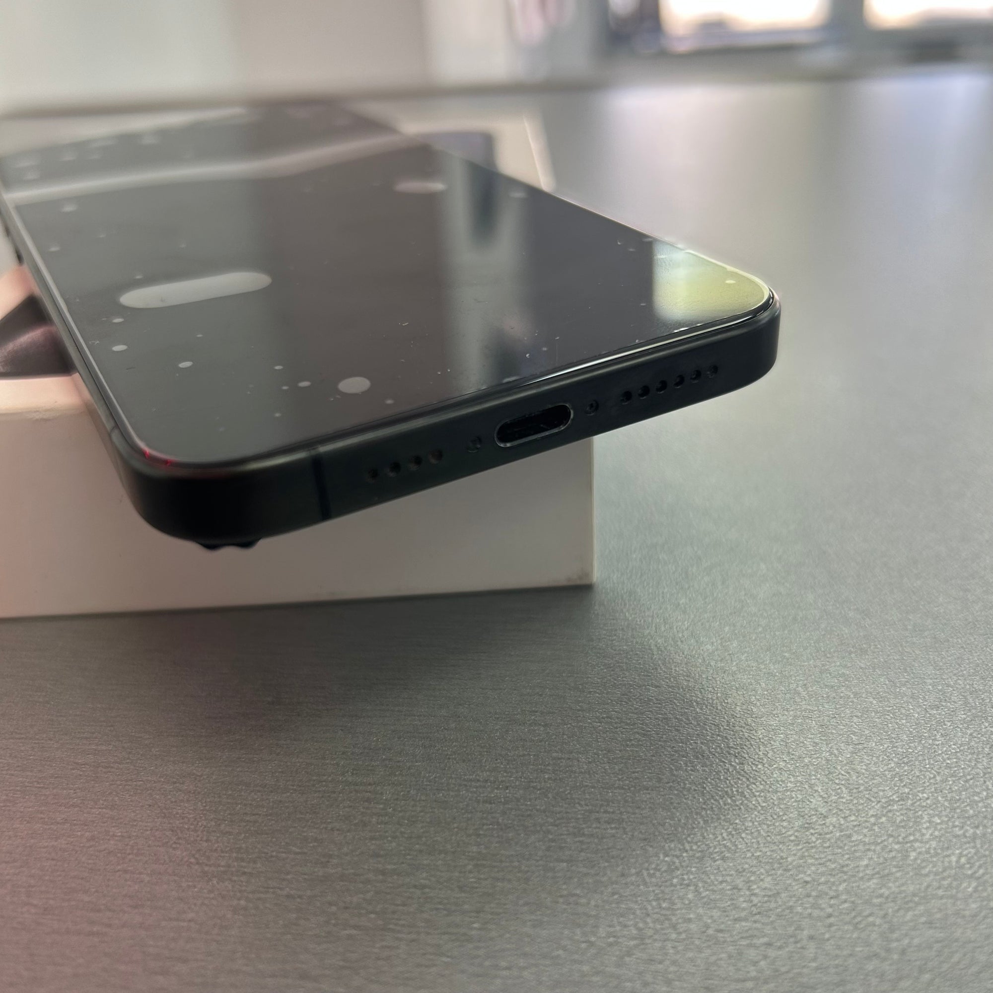 Apple iPhone 15 Pro Max 256GB Black Titanium - 100% Battery Health