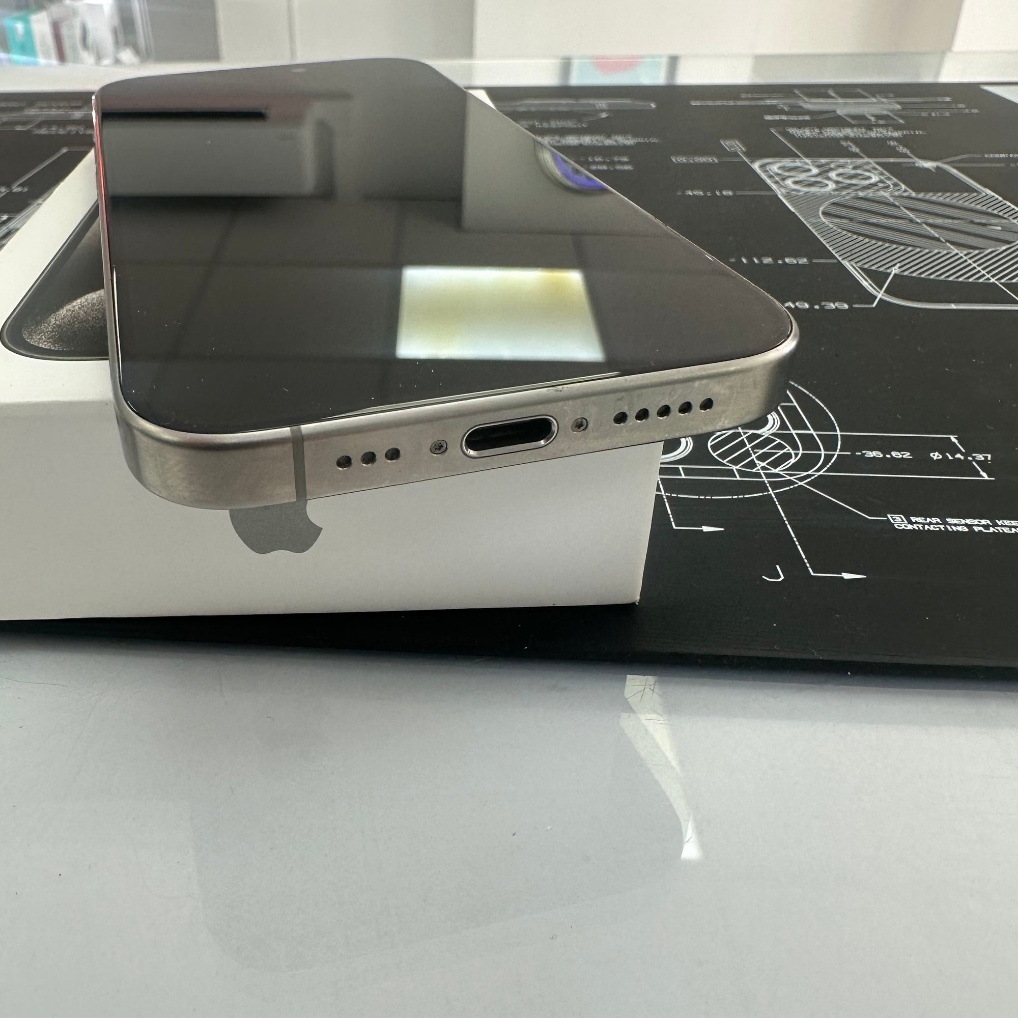 Apple iPhone 15 Pro 128GB - Natural Titanium - 100% Battery Health