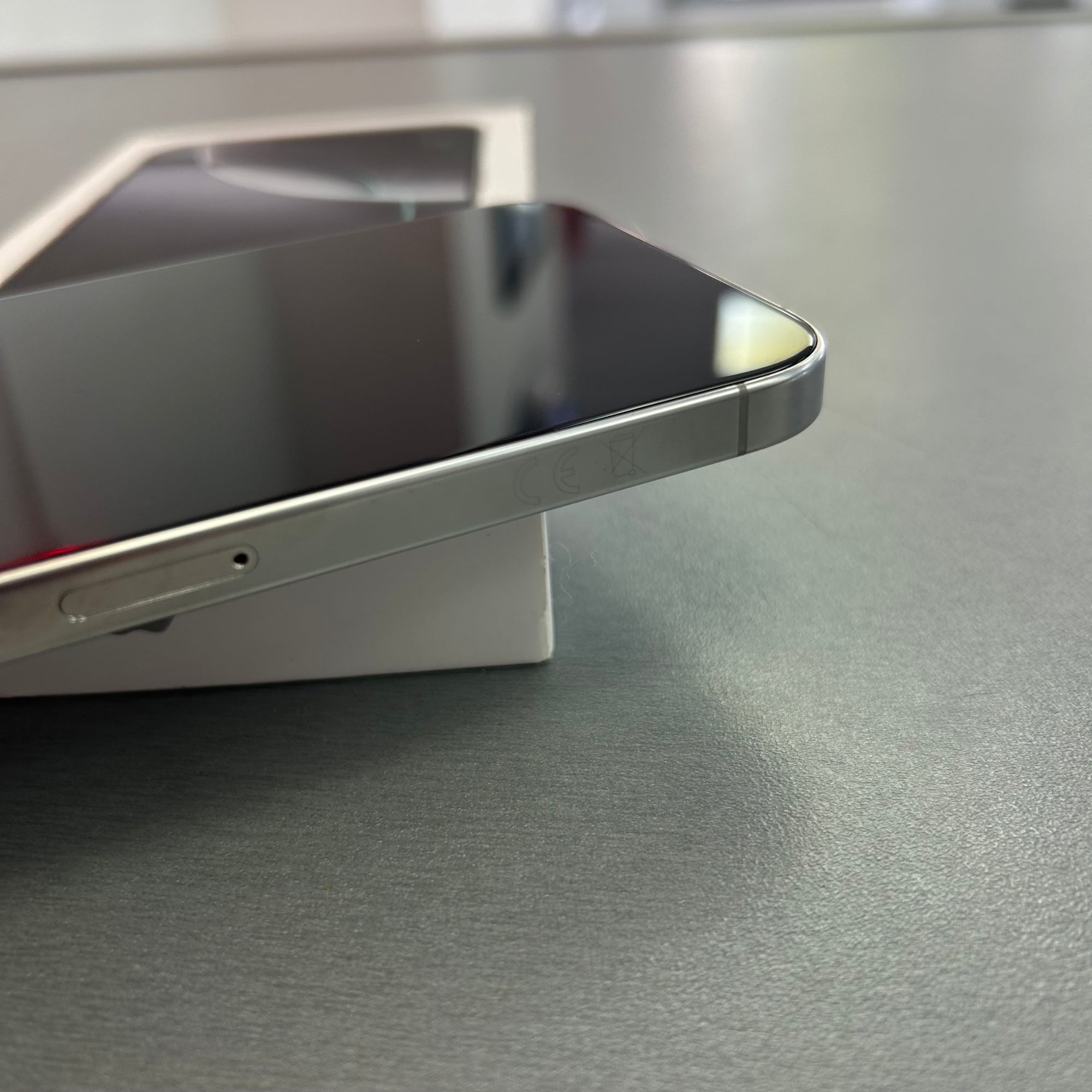 Apple iPhone 16 Pro White Titanium 256GB - Original 93% Battery Health