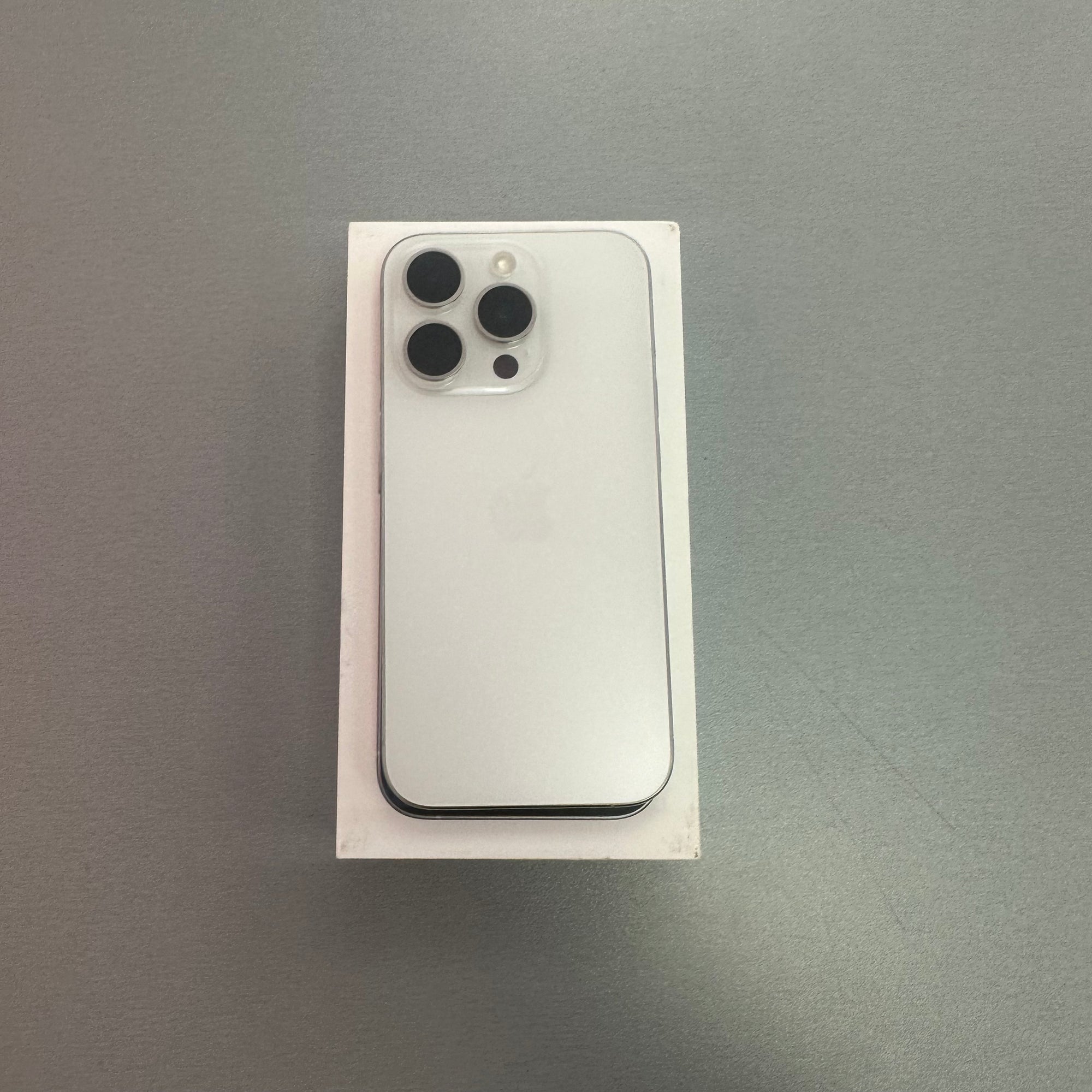 Apple iPhone 15 Pro 128GB - White Titanium - 100% Battery Health