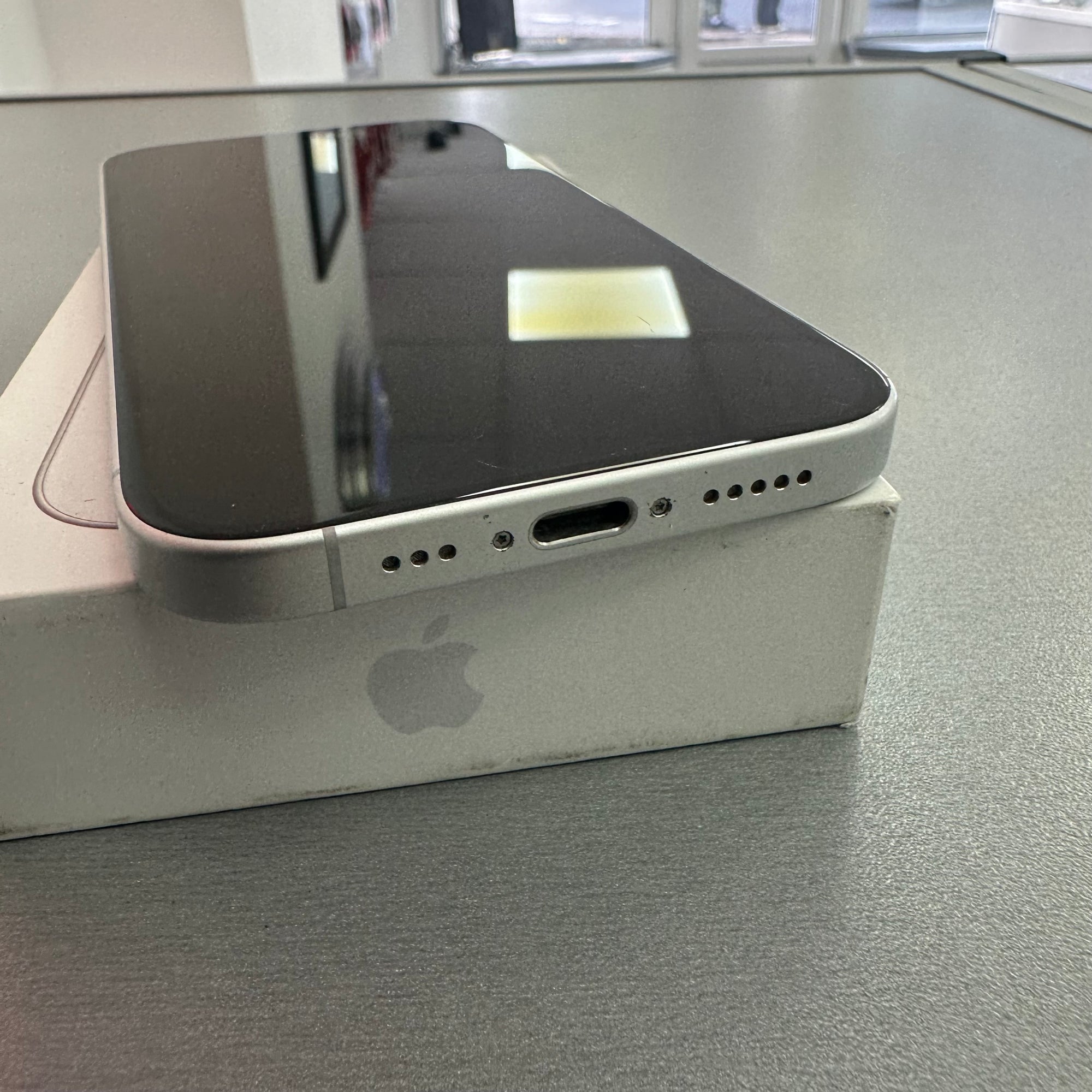 Apple iPhone 16 128GB white 94% Battery Health