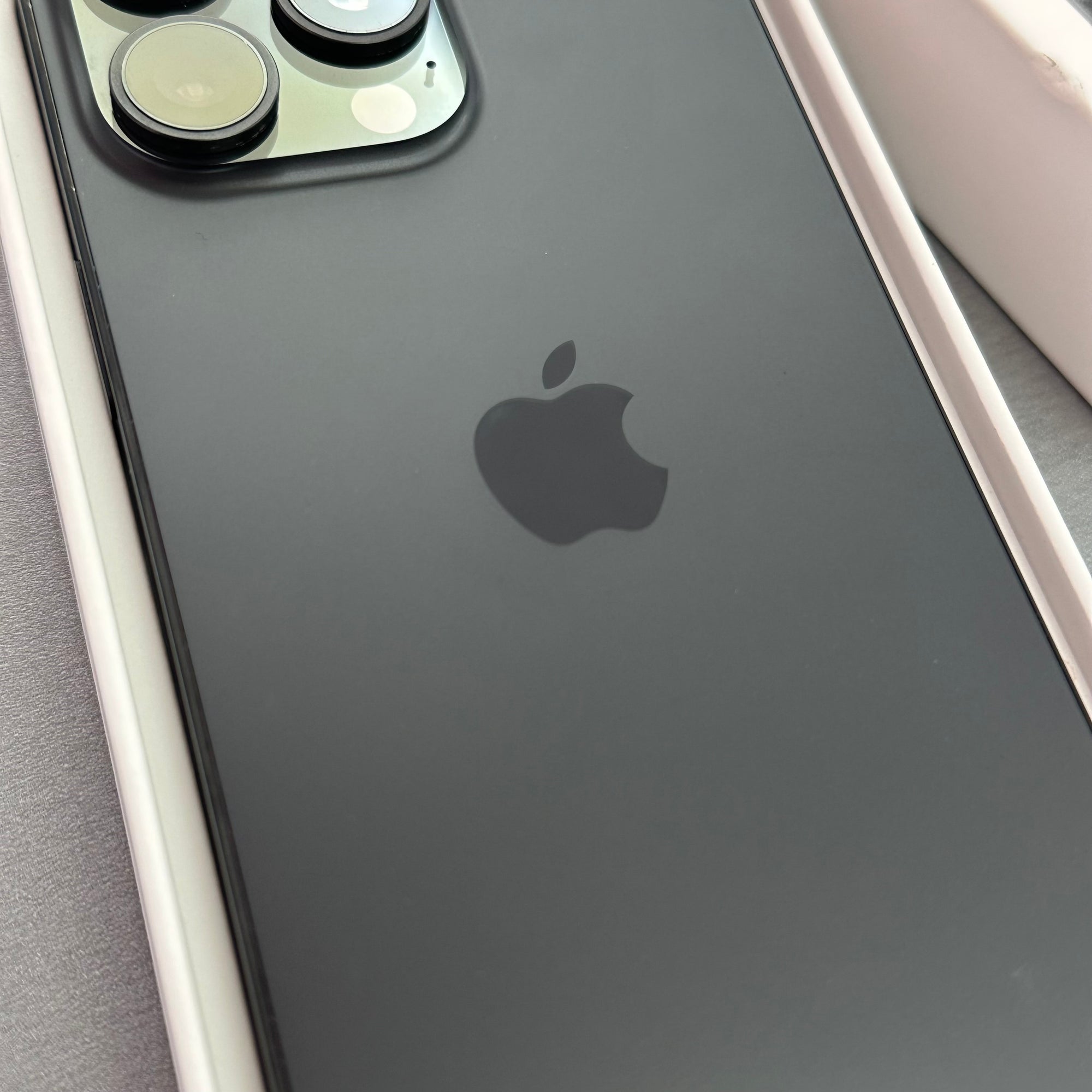 Apple iPhone 15 Pro Max 256GB Black Titanium - 100% Battery Health