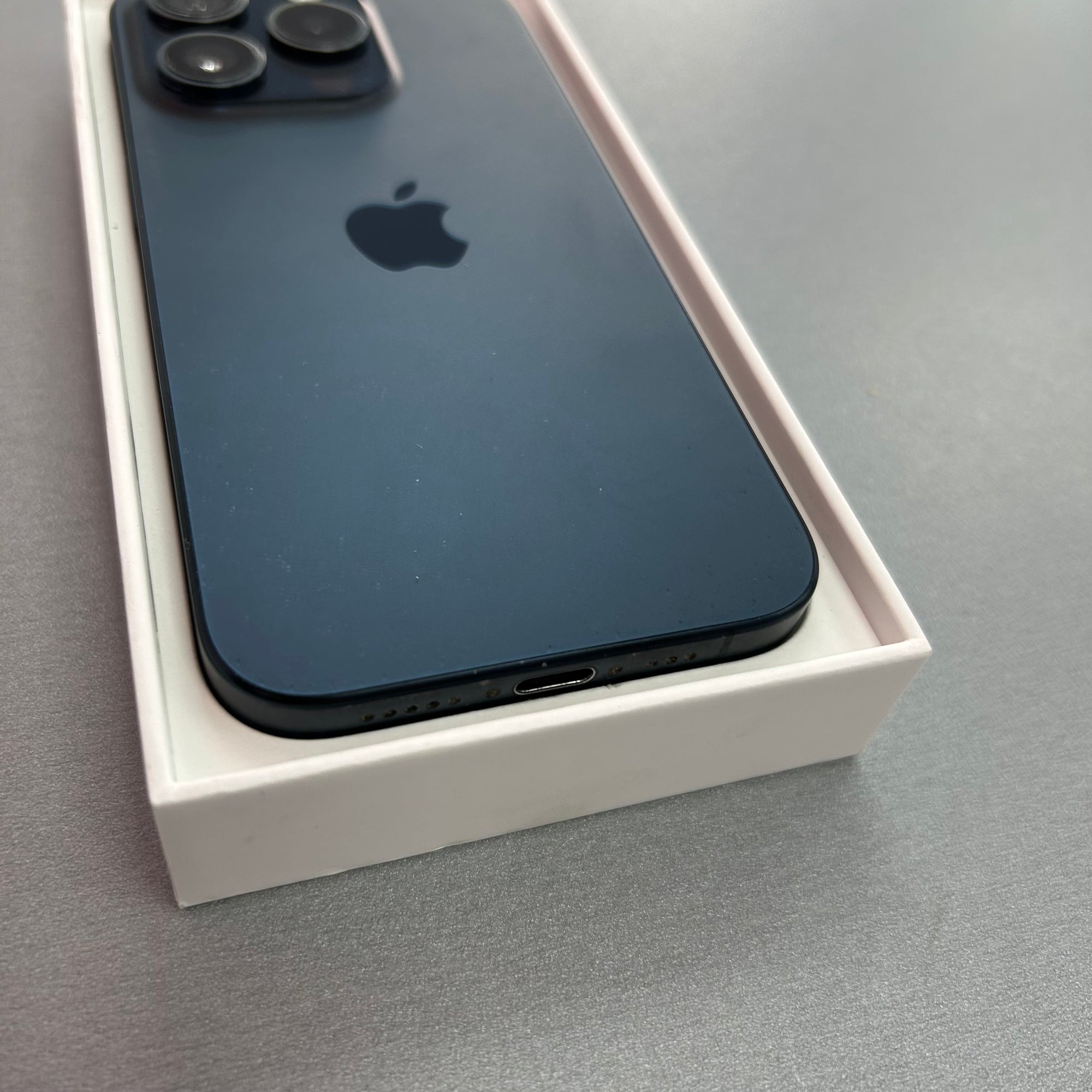 Apple iPhone 15 Pro 128GB Blue Titanium - 100% Battery Health