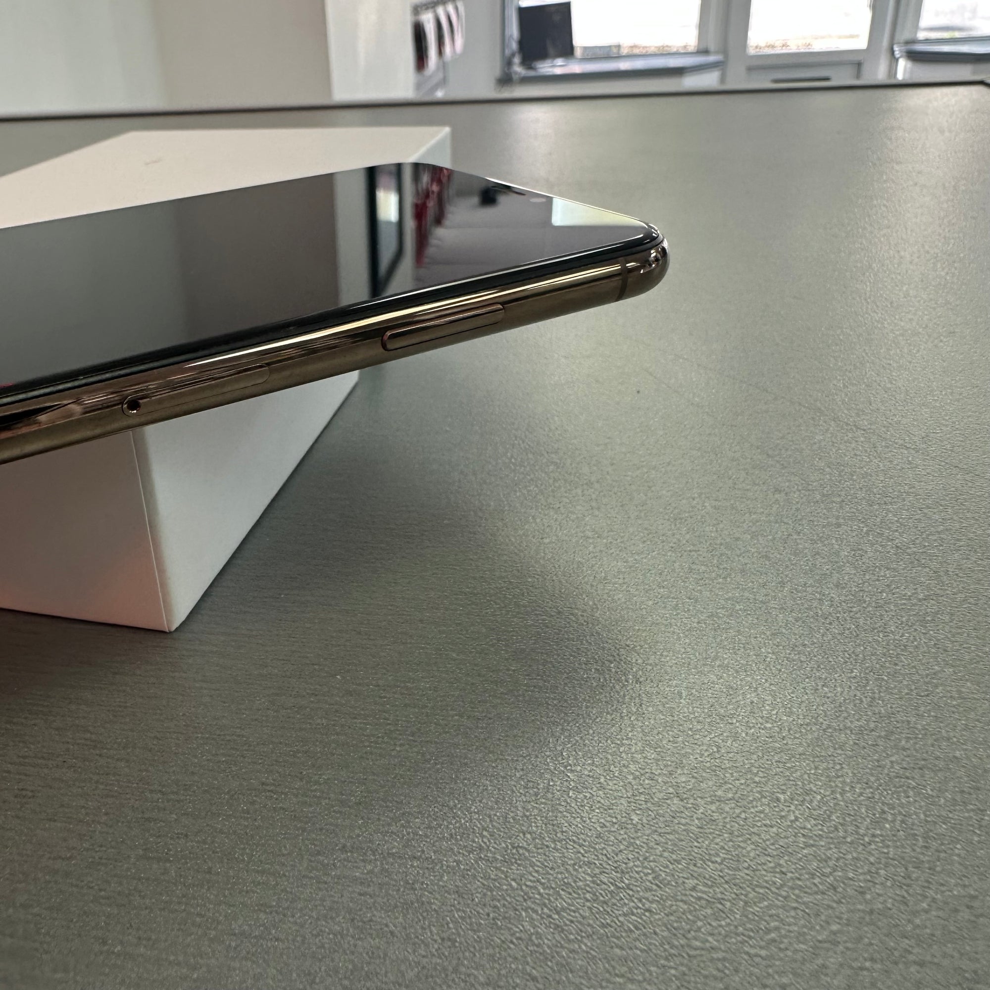 Apple iPhone XS 256GB Gold 100% Batt Health