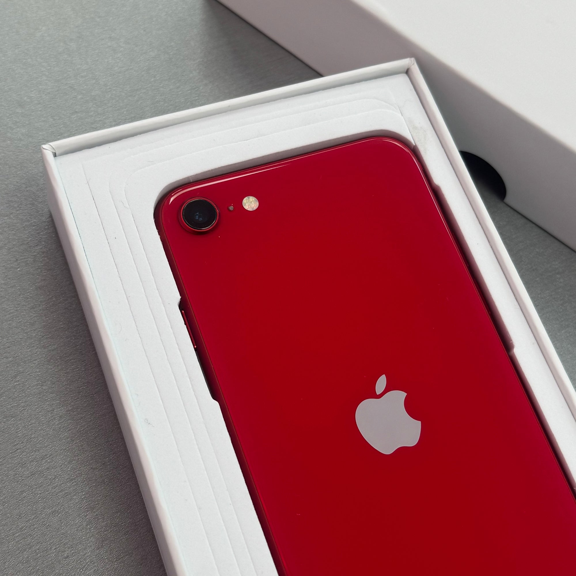 Apple iPhone SE 2020 128GB Red - 95% Batt Health Excellent