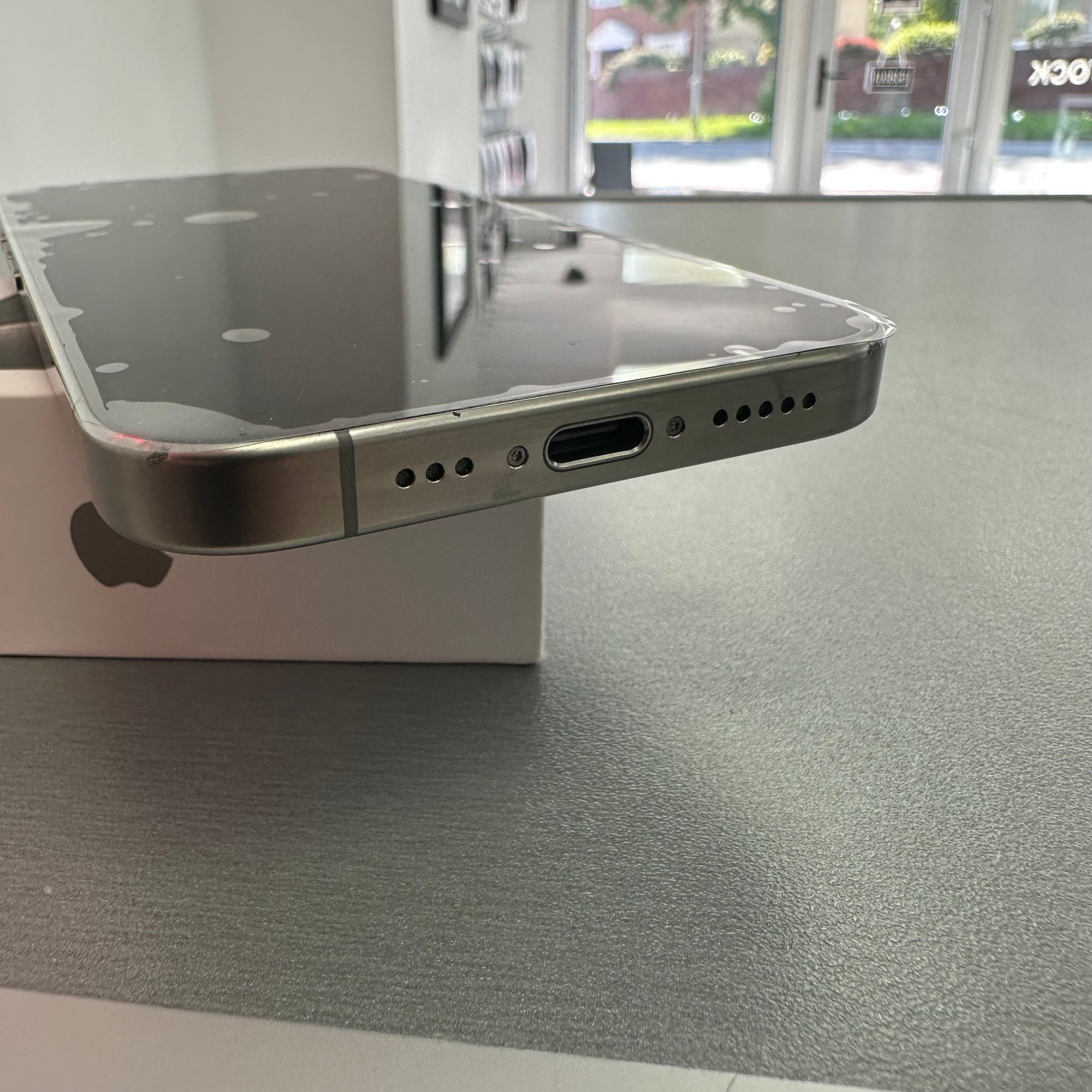 Apple iPhone 15 Pro 128GB Natural Titanium - 100% Battery Health