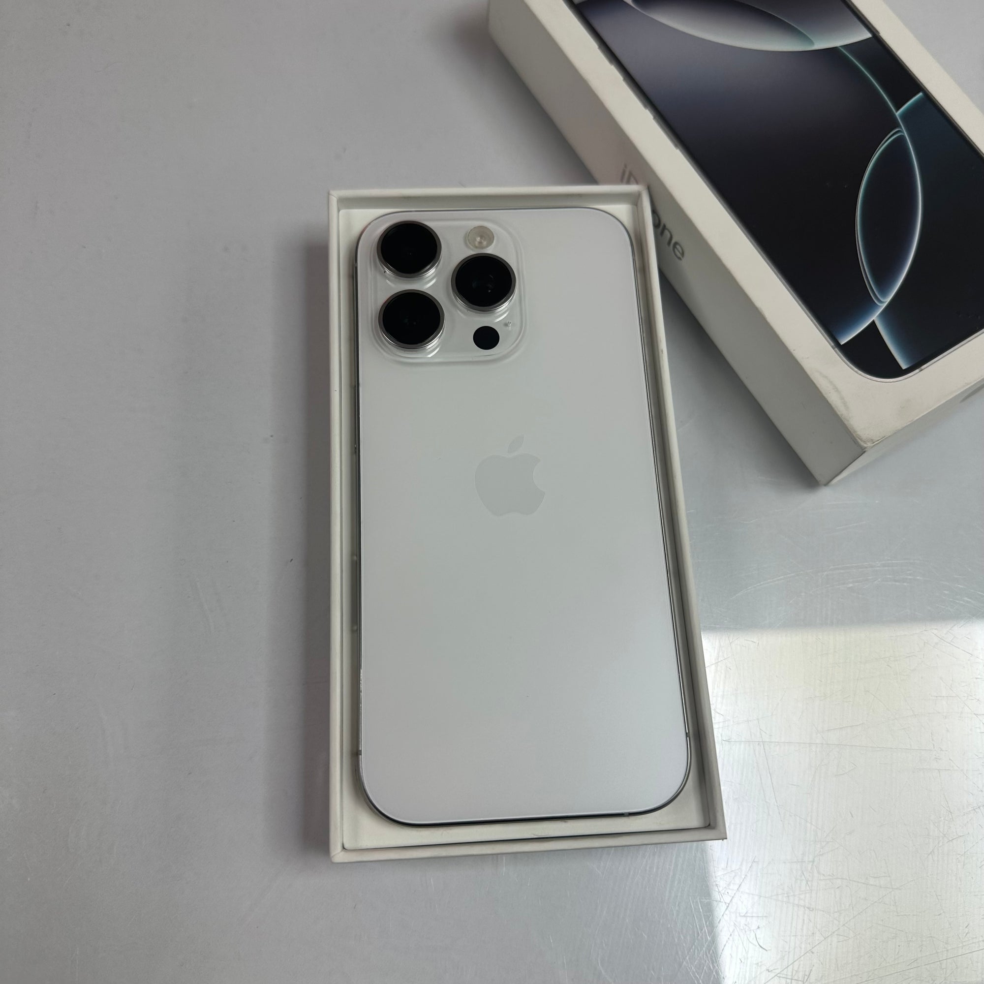 Apple iPhone 16 Pro White Titanium 128GB - 100% Battery Health