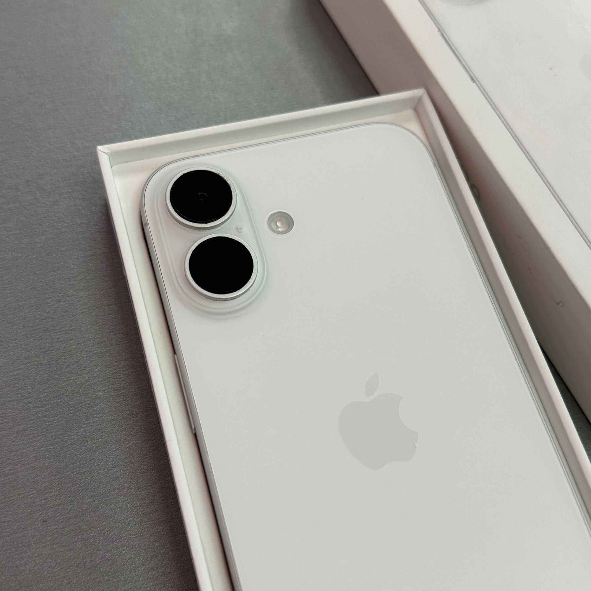 Apple iPhone 16 128GB White - 89% Battery Health