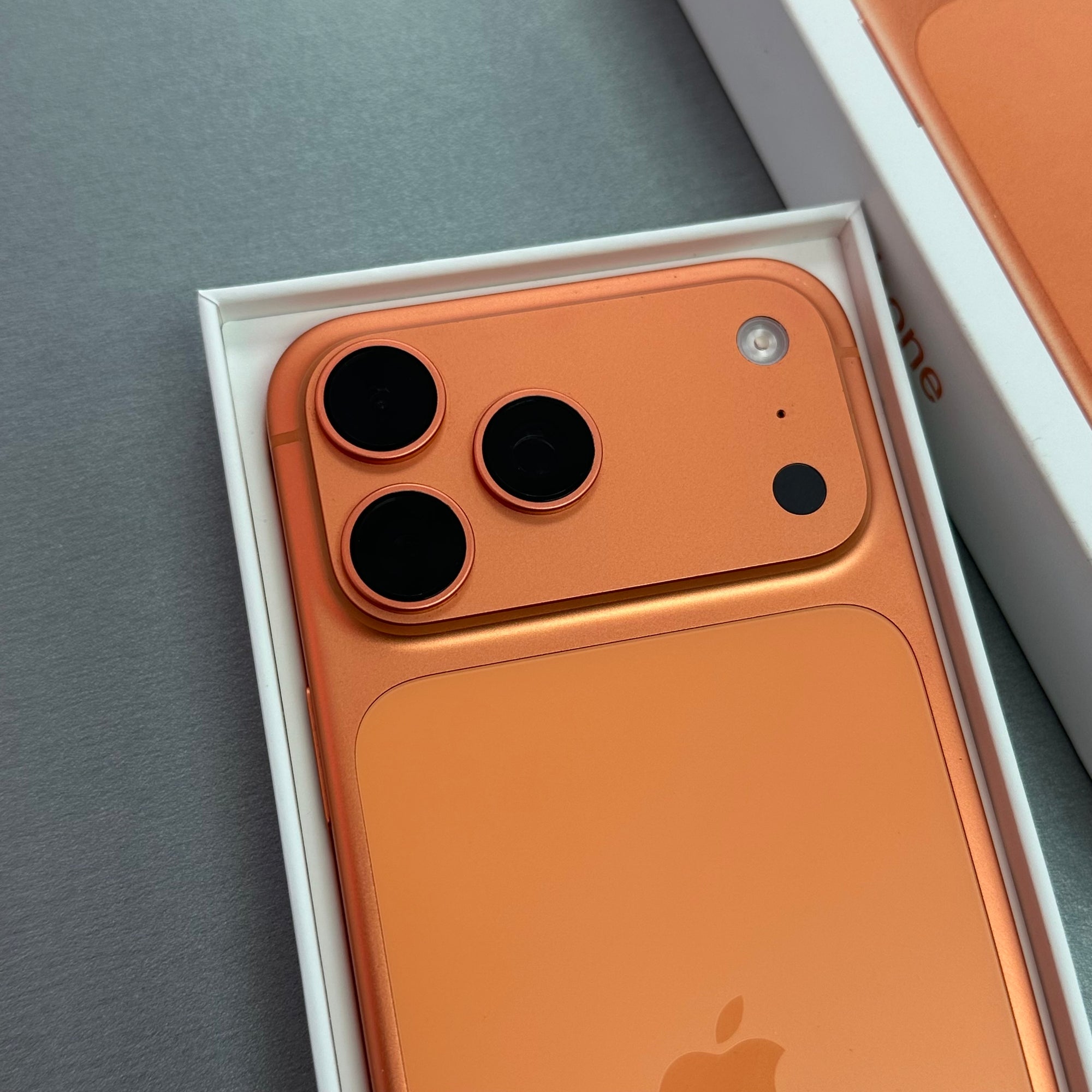 Apple iPhone 17 Pro Max 256GB Cosmic Orange - 100% Battery Health