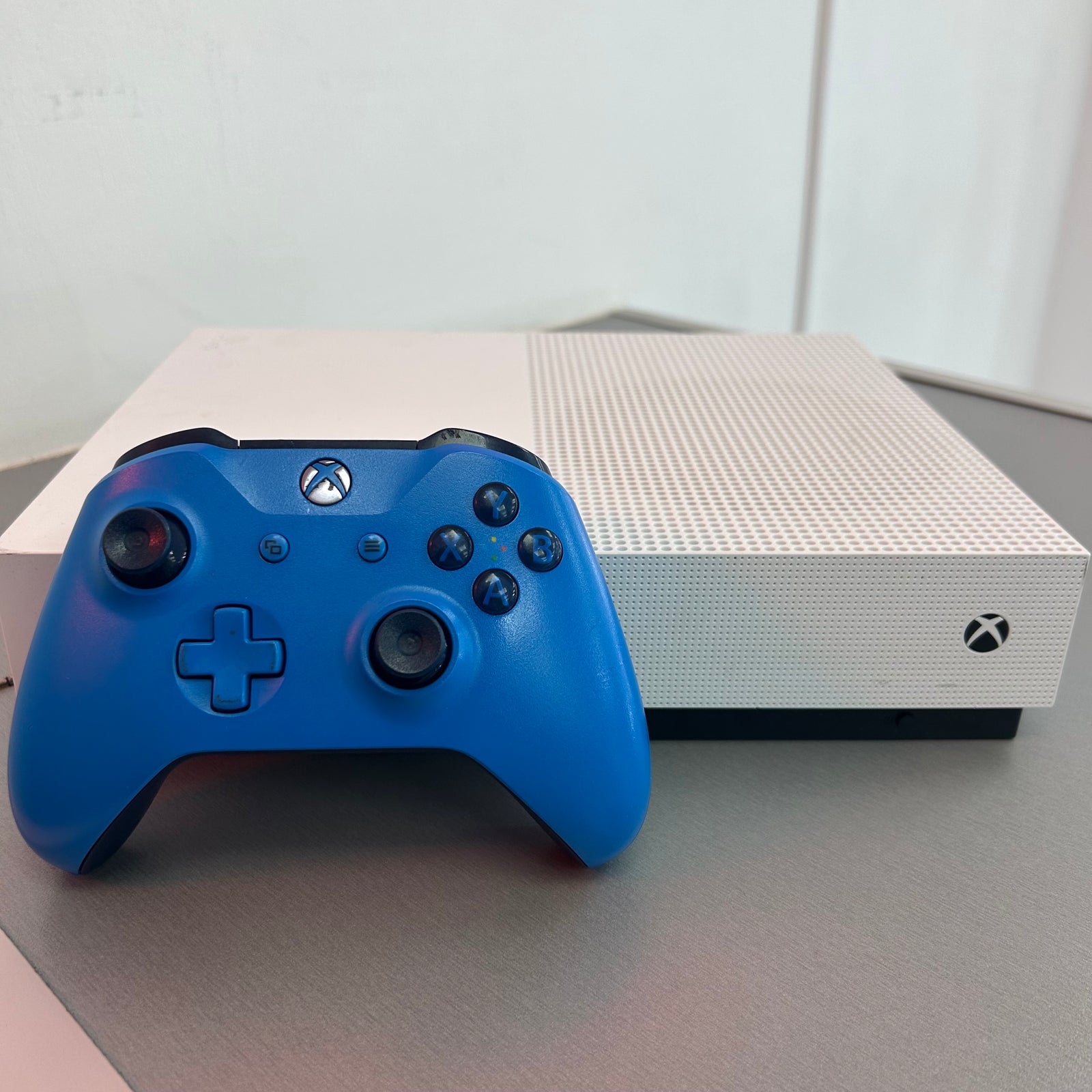 Xbox One S Digital or Disc White 500GB - With Controller and Accessories