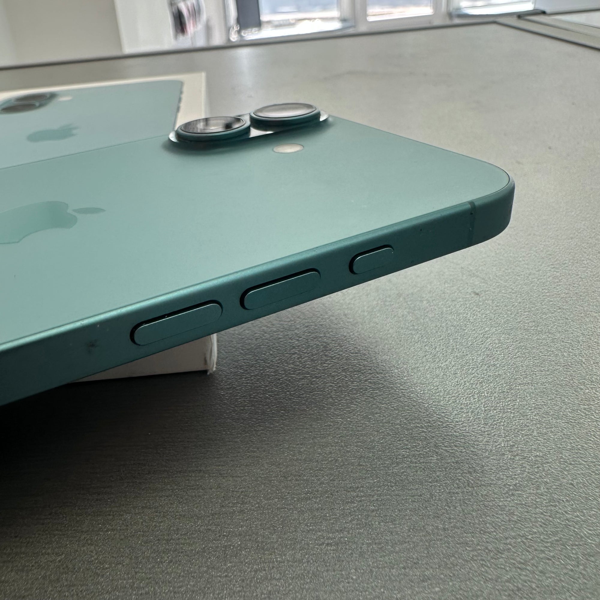 Apple iPhone 16 128GB Teal - 96% Battery Health