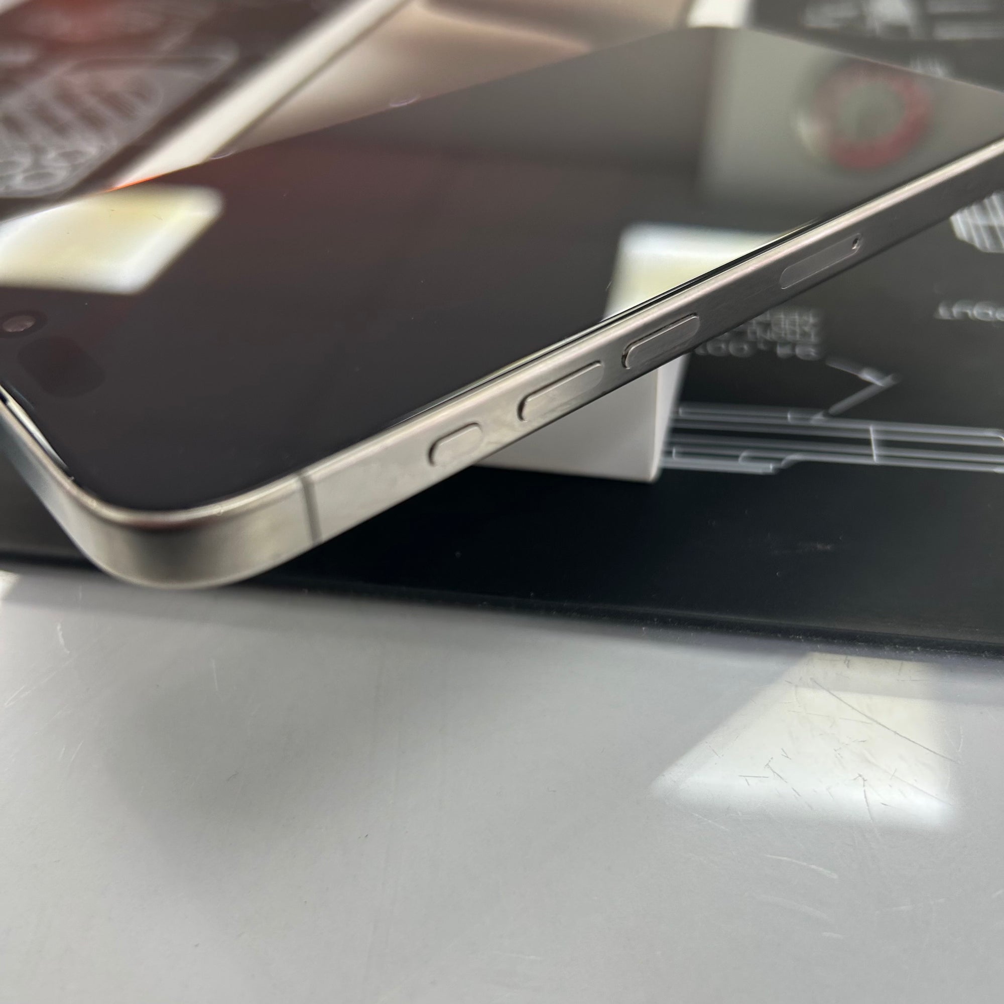 Apple iPhone 15 Pro 128GB - Natural Titanium - 100% Battery Health