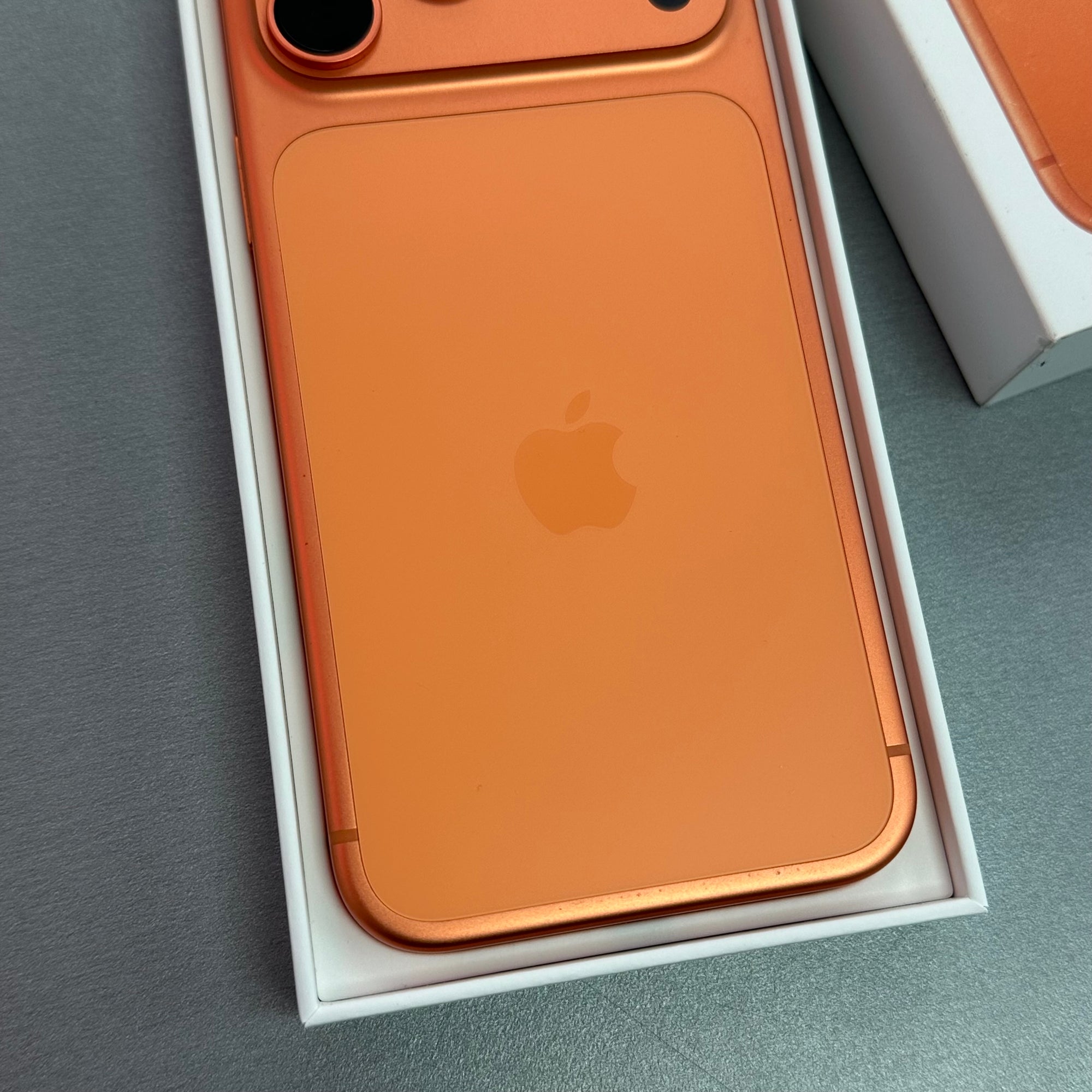 Apple iPhone 17 Pro Max 256GB Cosmic Orange - 100% Battery Health