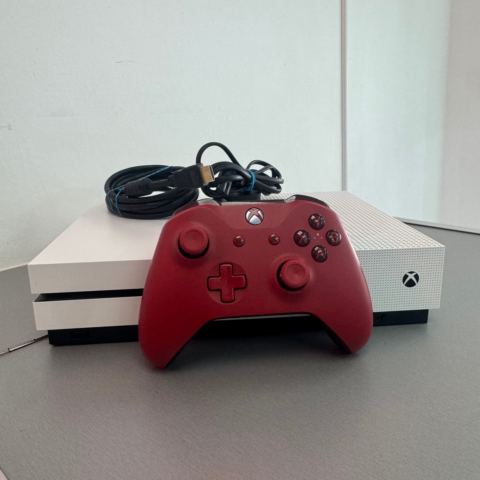Xbox One S White & 1TB - All accessories