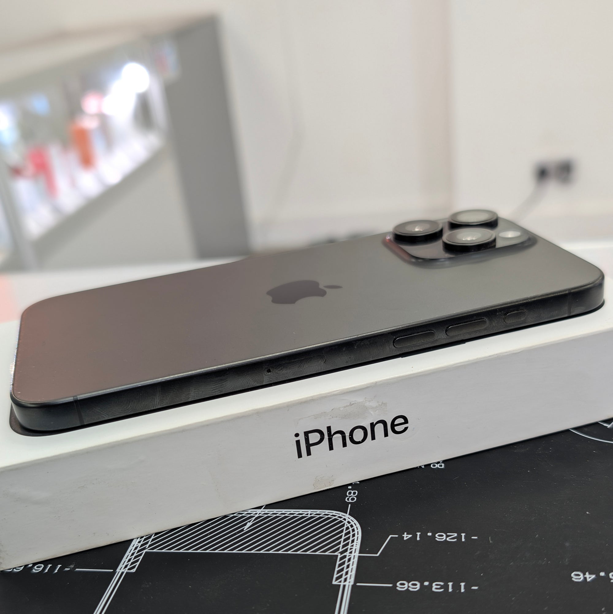 Apple iPhone 15 Pro Max 256GB Black Titanium - 93% Battery Health