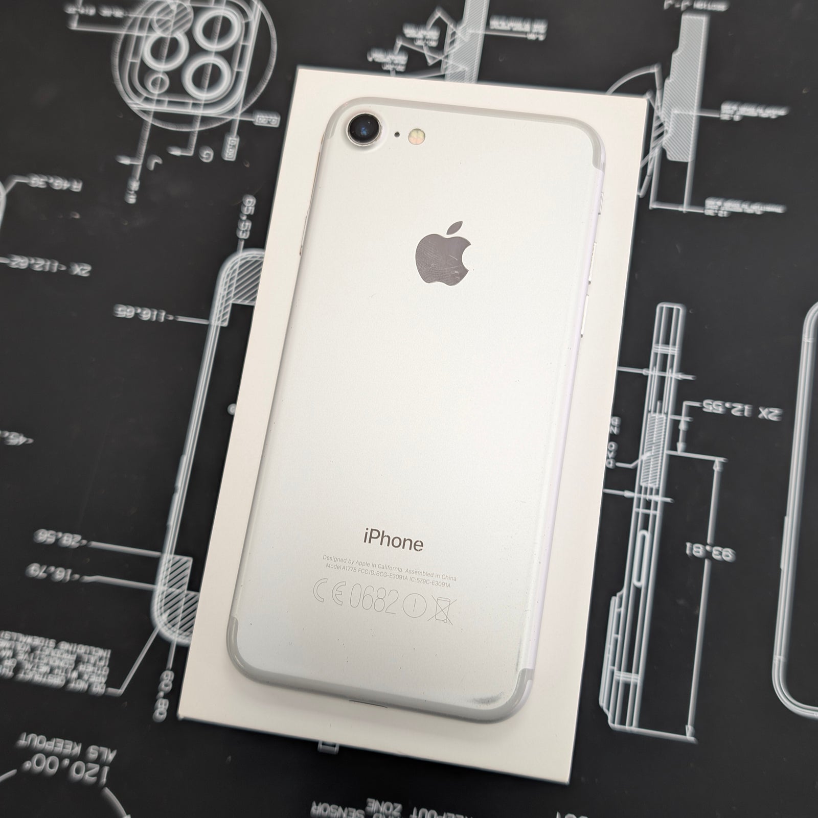 Apple iPhone 7 32GB Silver Unlocked