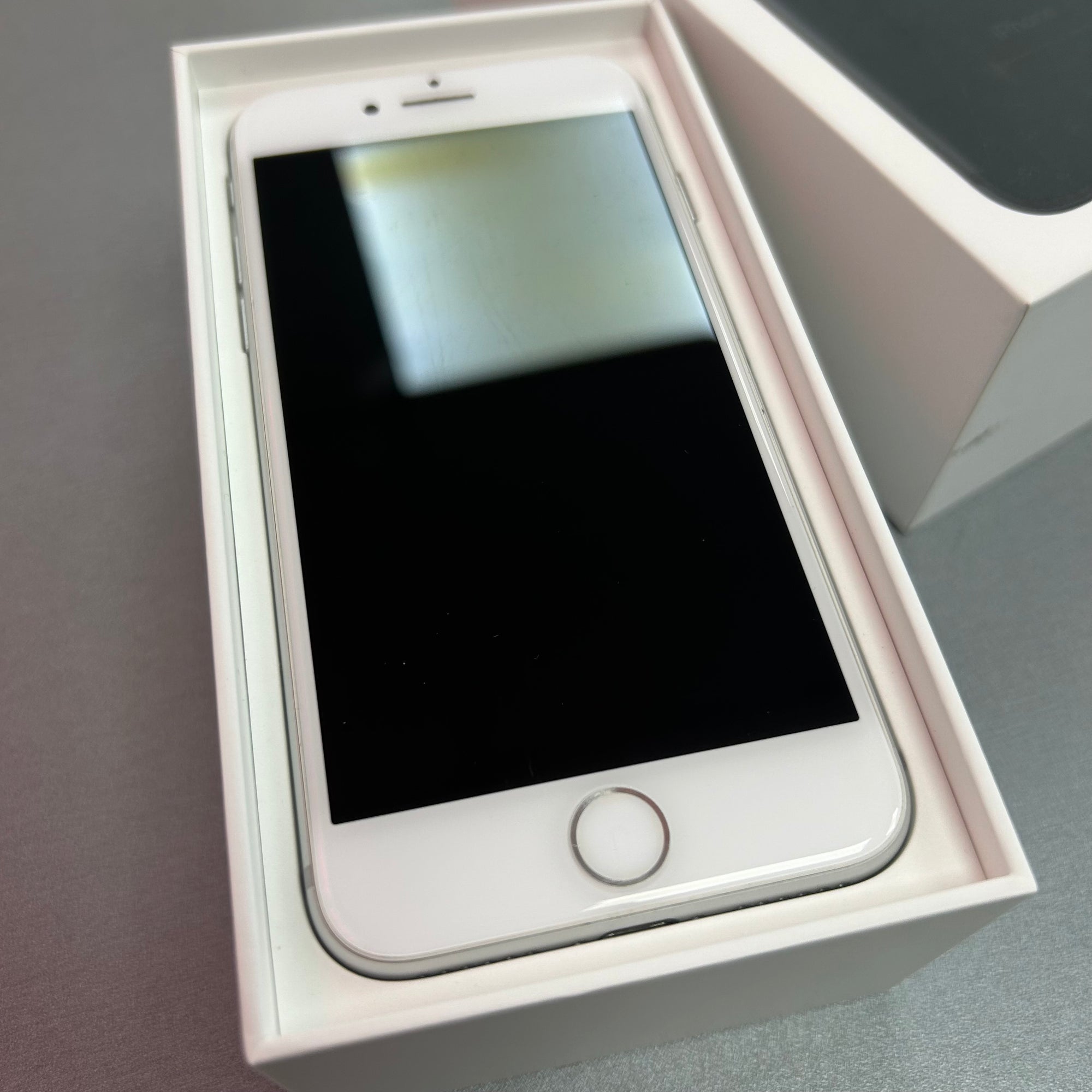 Apple iPhone 7 Silver 32GB - 90% Battery health in Great condition 