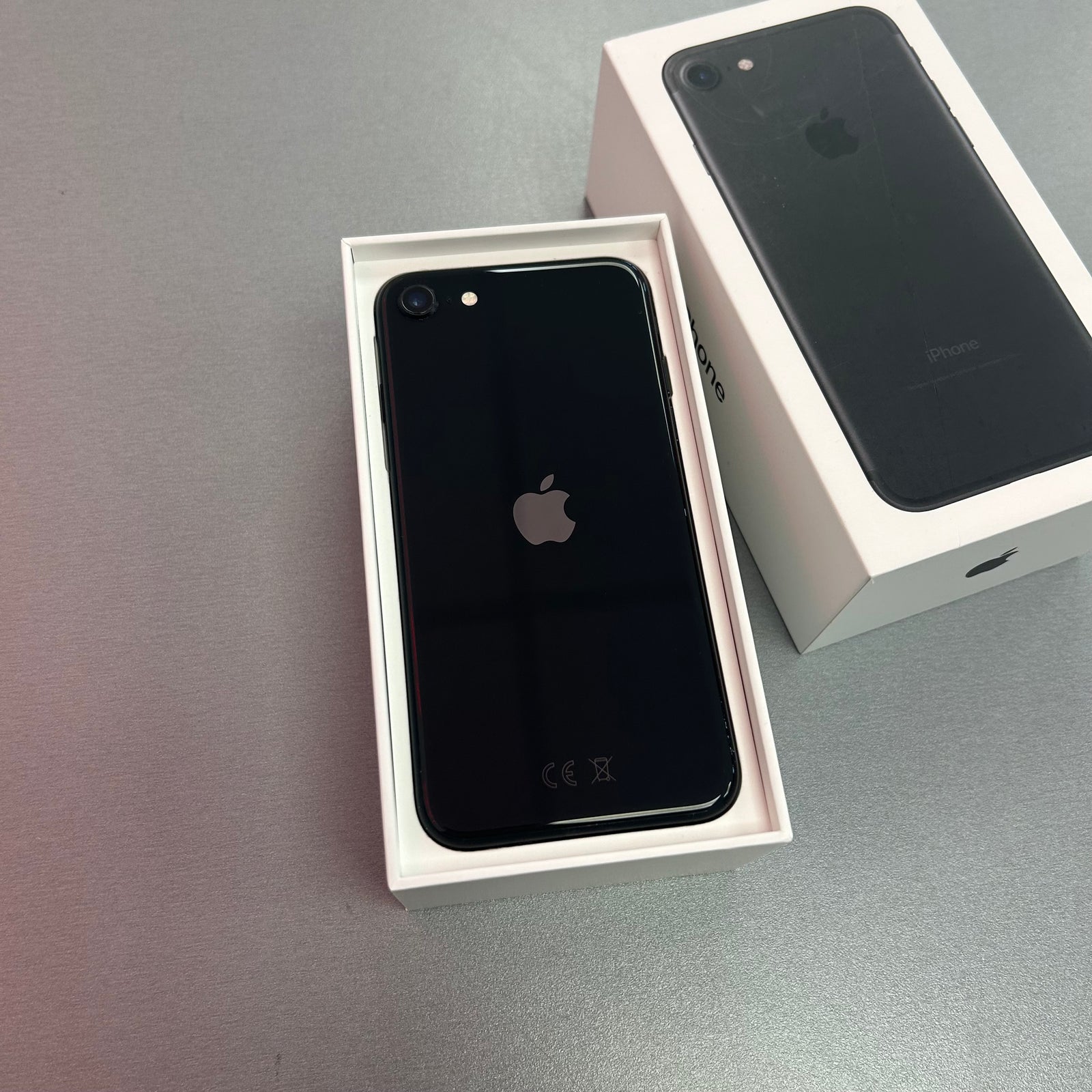 Apple iPhone SE 2020 128GB Black - 100% Battery Health