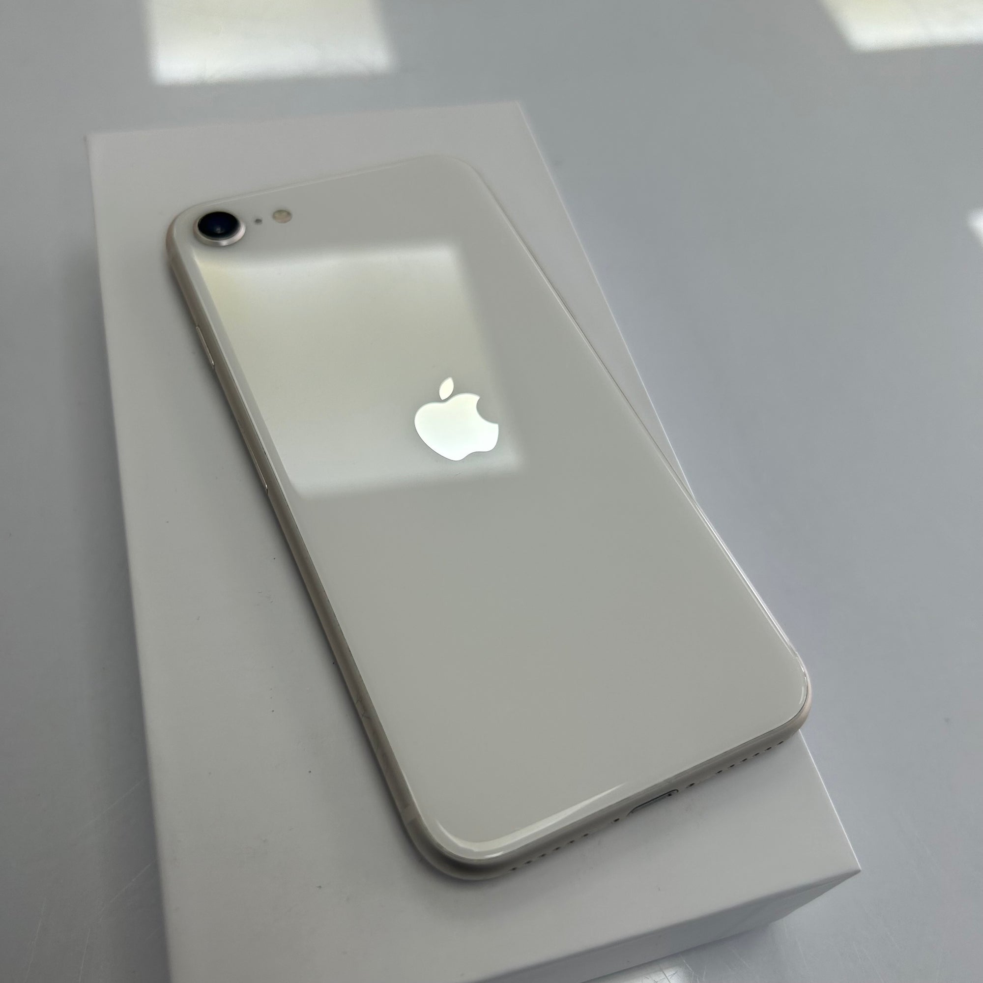 Apple iPhone SE 3rd Generation (2022) 64GB Product White 100% Battery Health