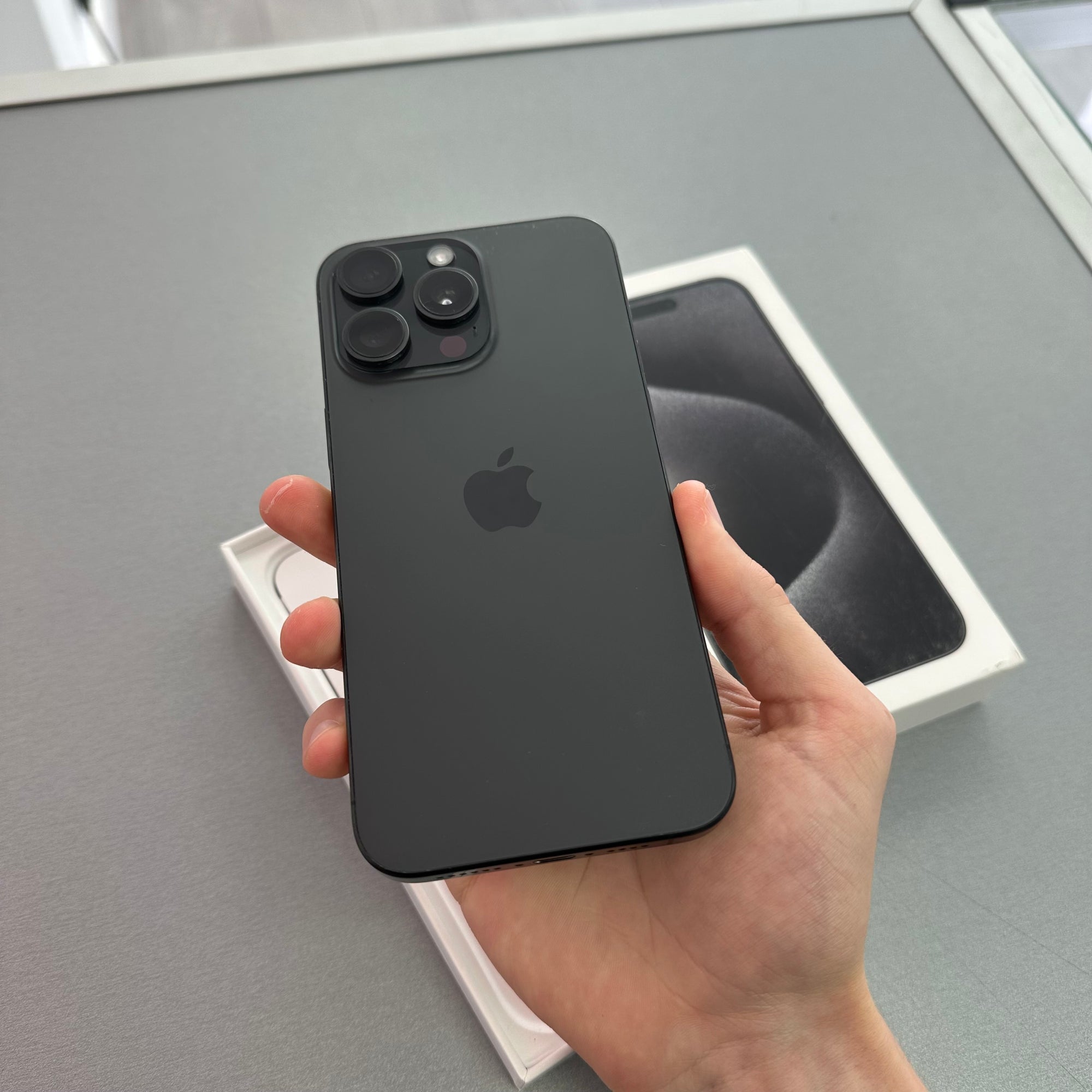 Apple iPhone 15 Pro Max 256GB Black Titanium - 100% Battery Health