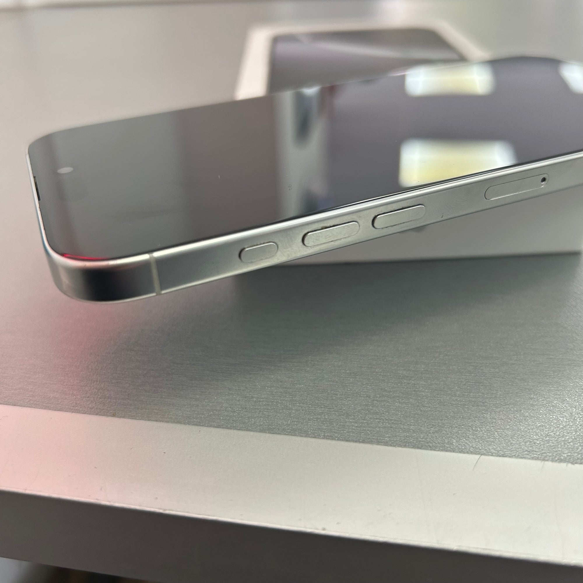 Apple iPhone 16 Pro White Titanium 256GB - Original 93% Battery Health