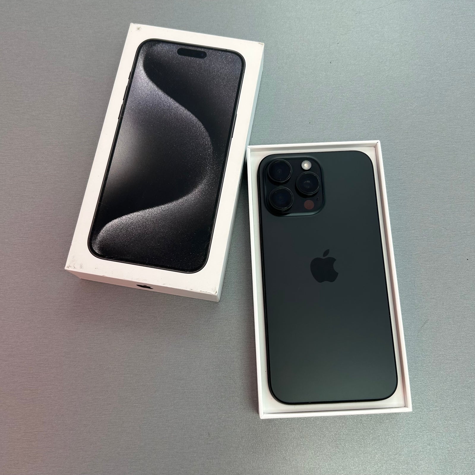 Apple iPhone 15 Pro Max 256GB Black Titanium - 100% Battery Health