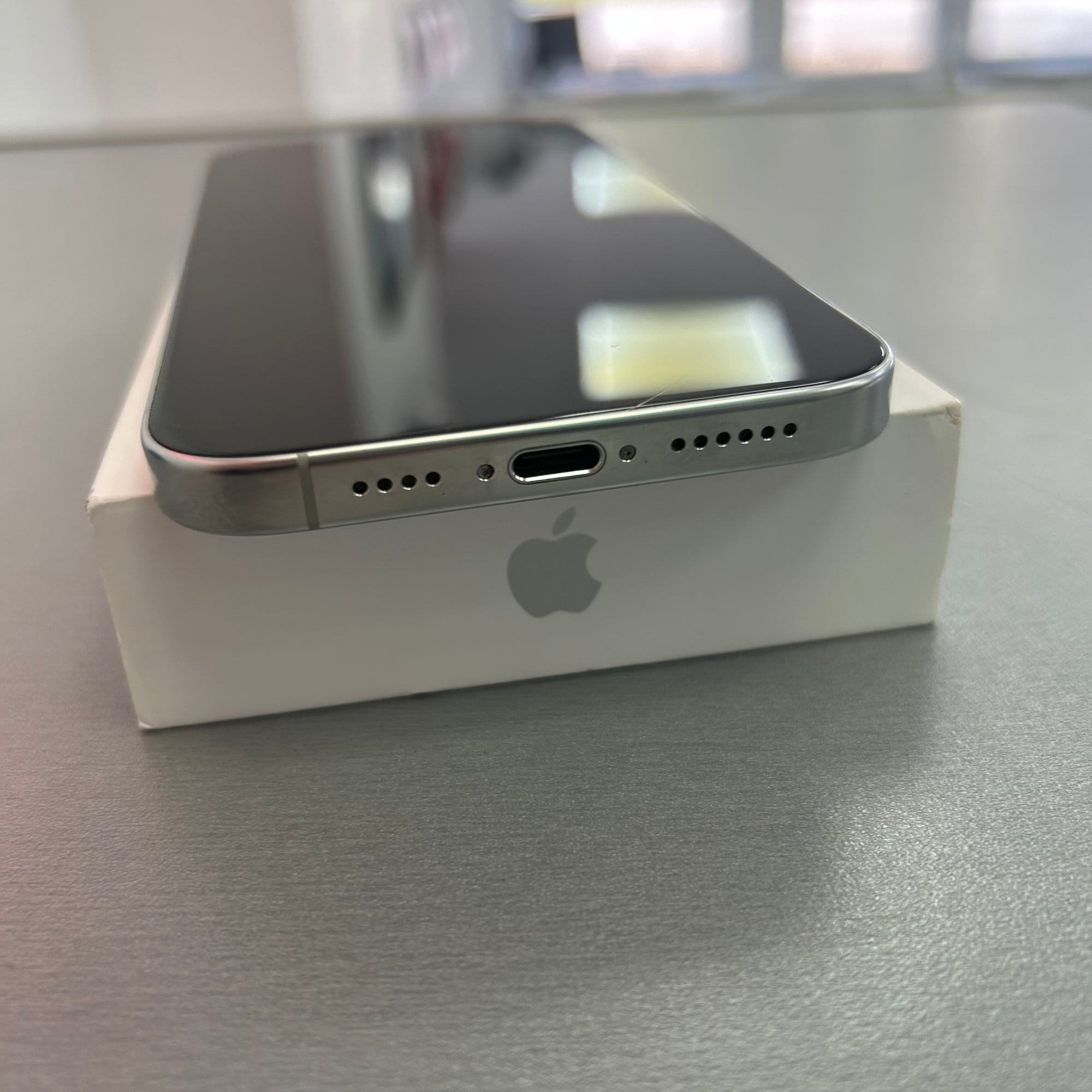 Apple iPhone 16 Pro White Titanium 256GB - Original 93% Battery Health