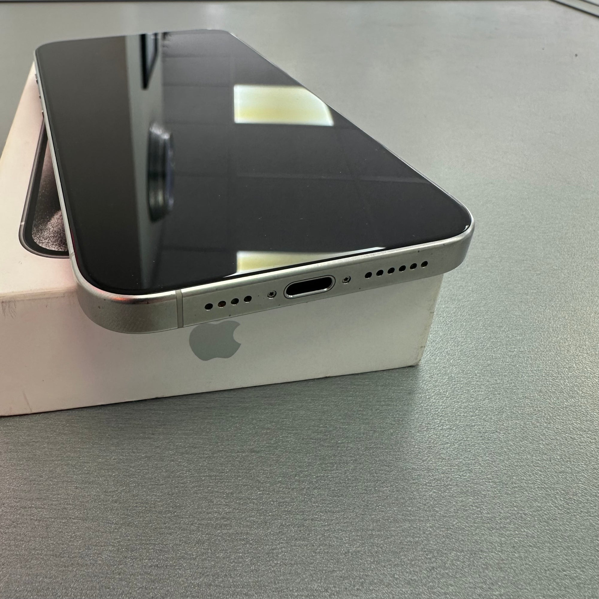 Apple iPhone 15 Pro Max 256GB White Titanium- 100% Battery Health