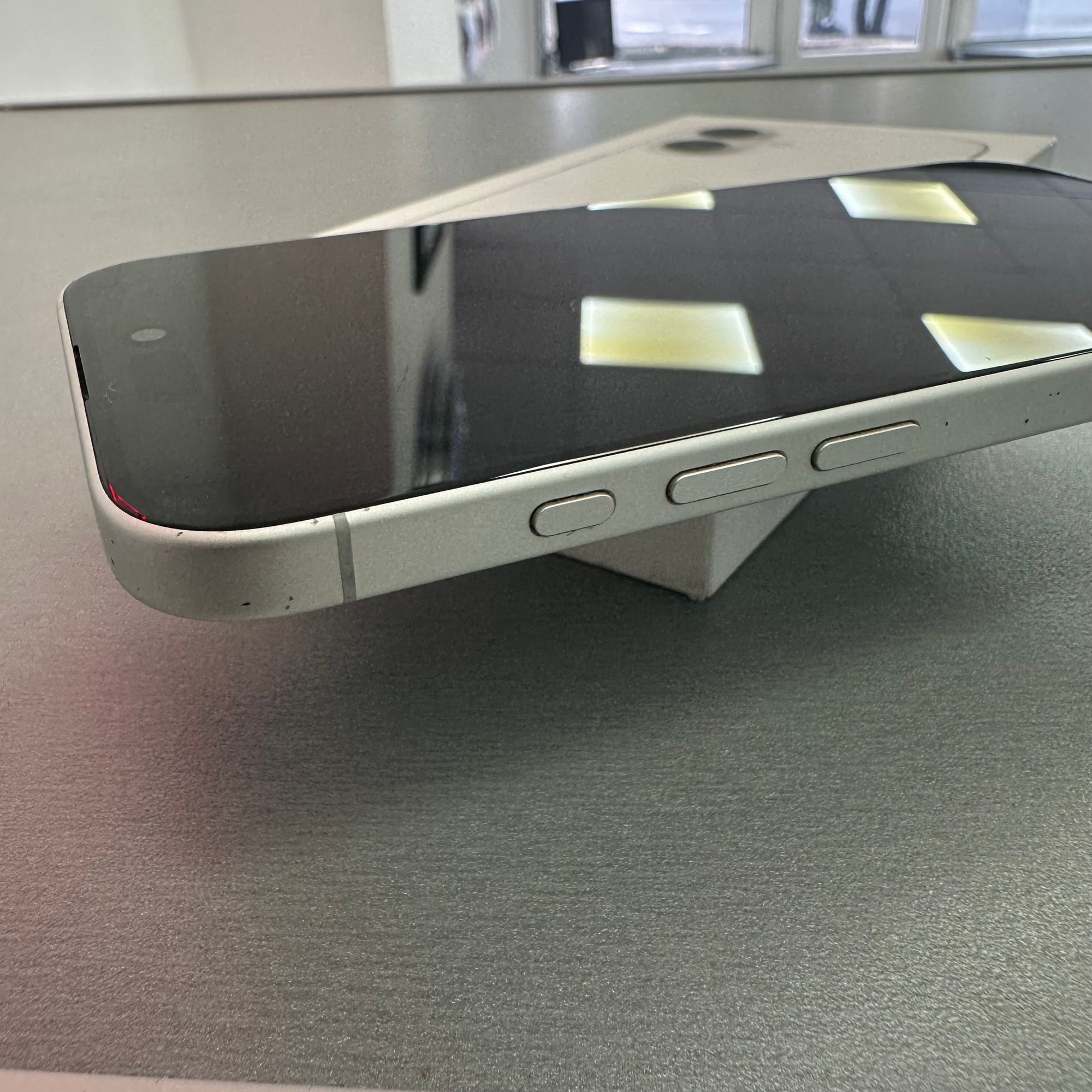 Apple iPhone 16 128GB white 94% Battery Health