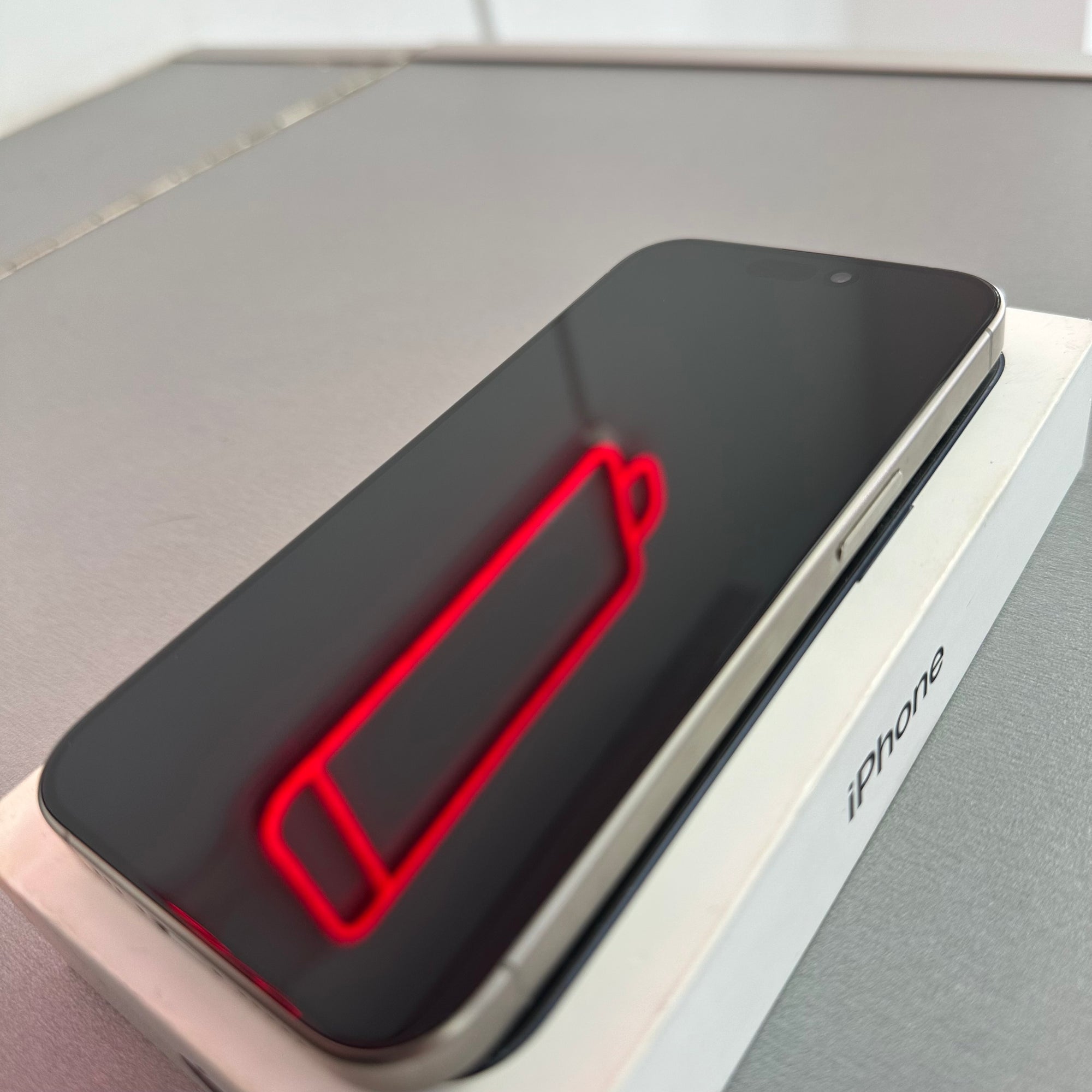 Apple iPhone 15 Pro 128GB - Natural Titanium - 92% Battery Health