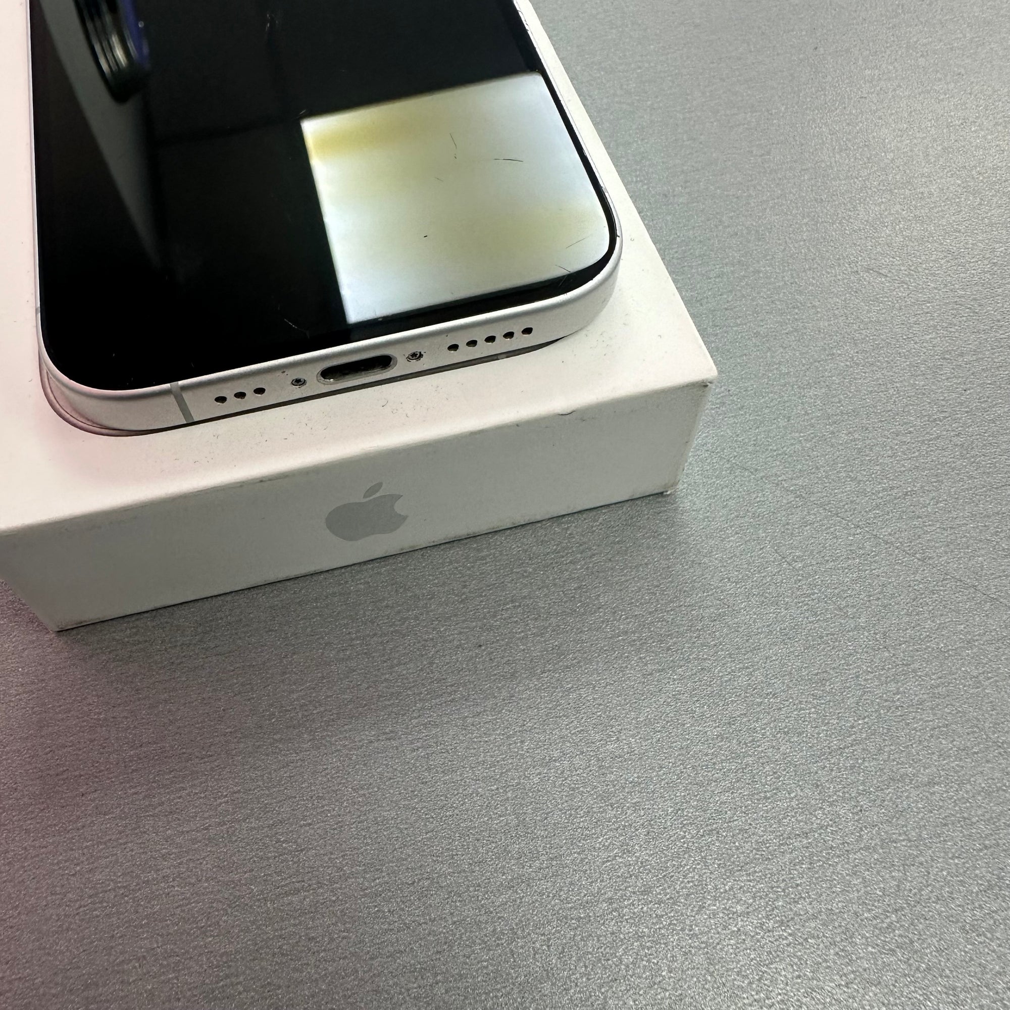 Apple iPhone 16 128GB white 94% Battery Health