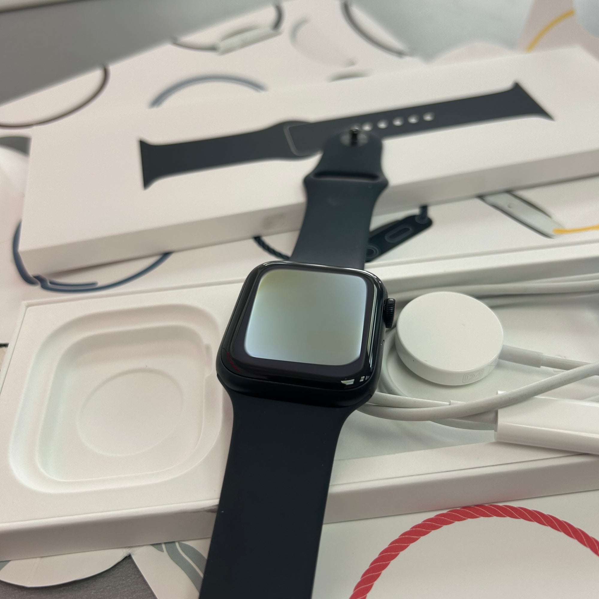 Apple Watch SE 44mm 2022 - Midnight Aluminium Case &amp; Sports Band - GPS Only