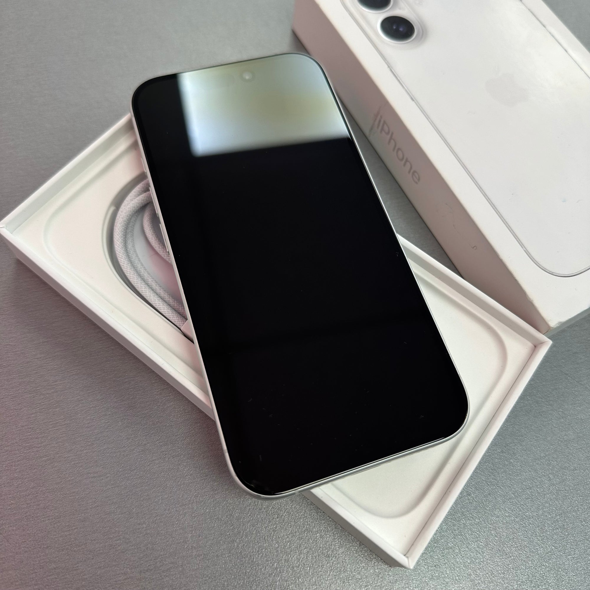 Apple iPhone 16 128GB White - 89% Battery Health