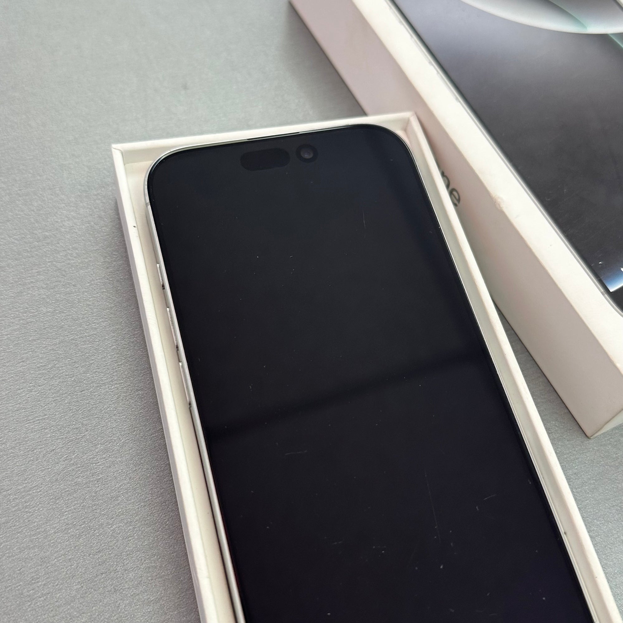 Apple iPhone 16 Pro White Titanium 128GB - 100% Battery Health