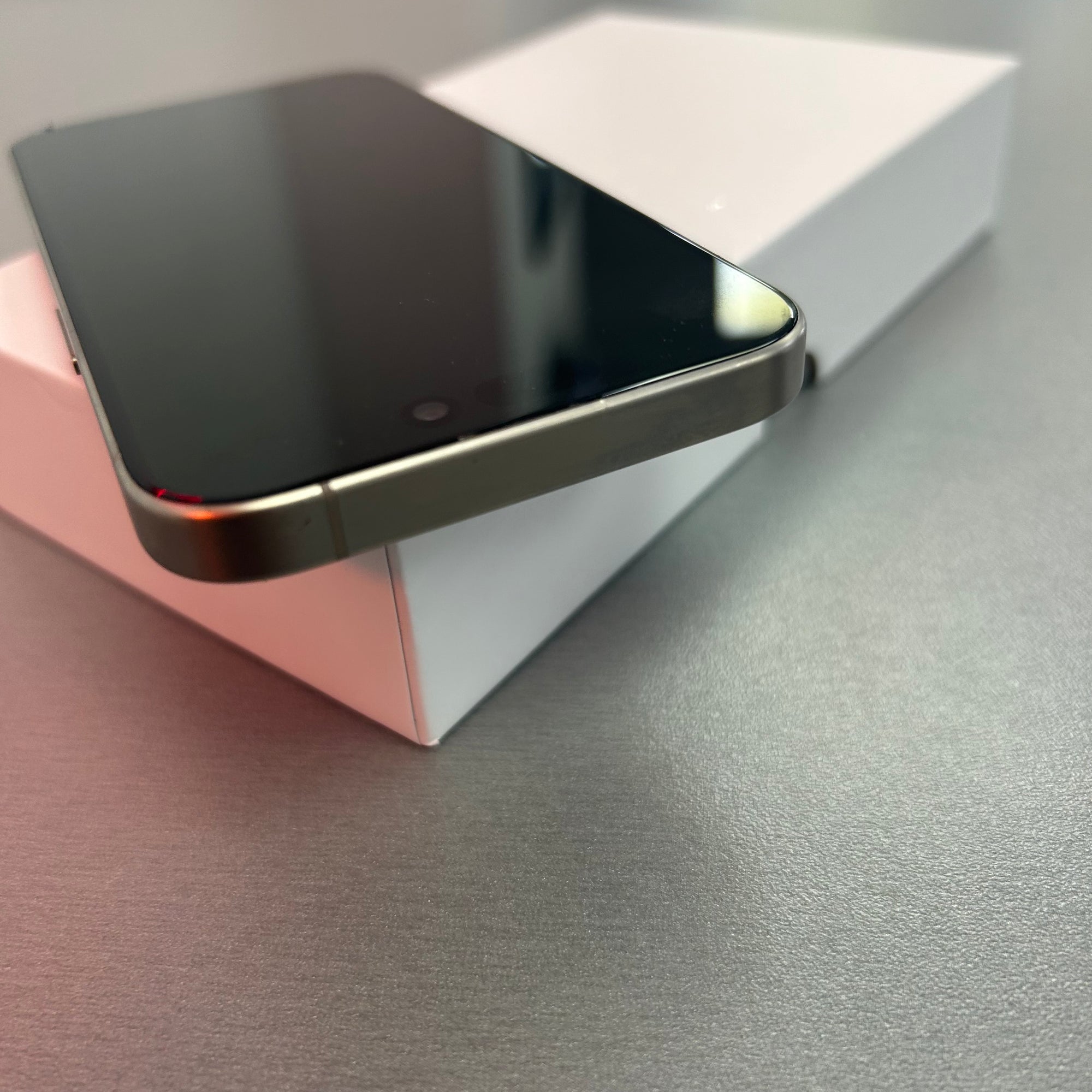 Apple iPhone 15 Pro 128GB - Natural Titanium - 100% Battery Health